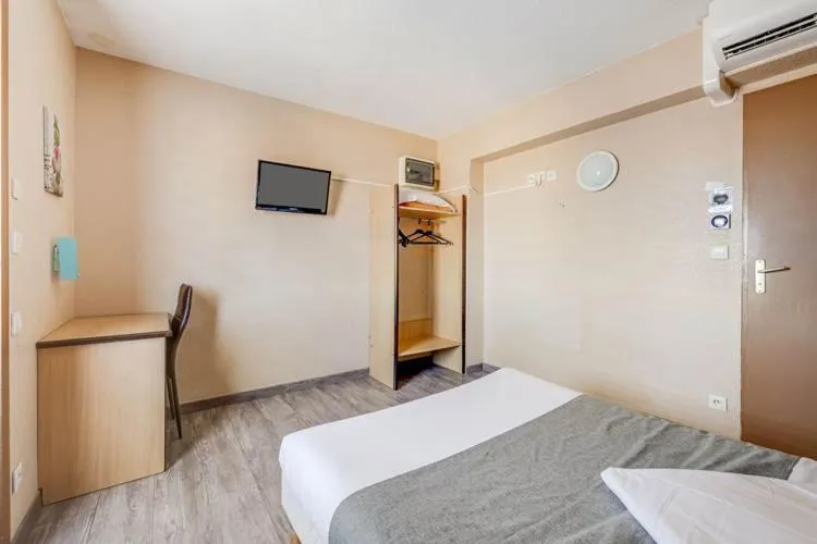 Photo of the whole room, Bed in Rev'Hotel