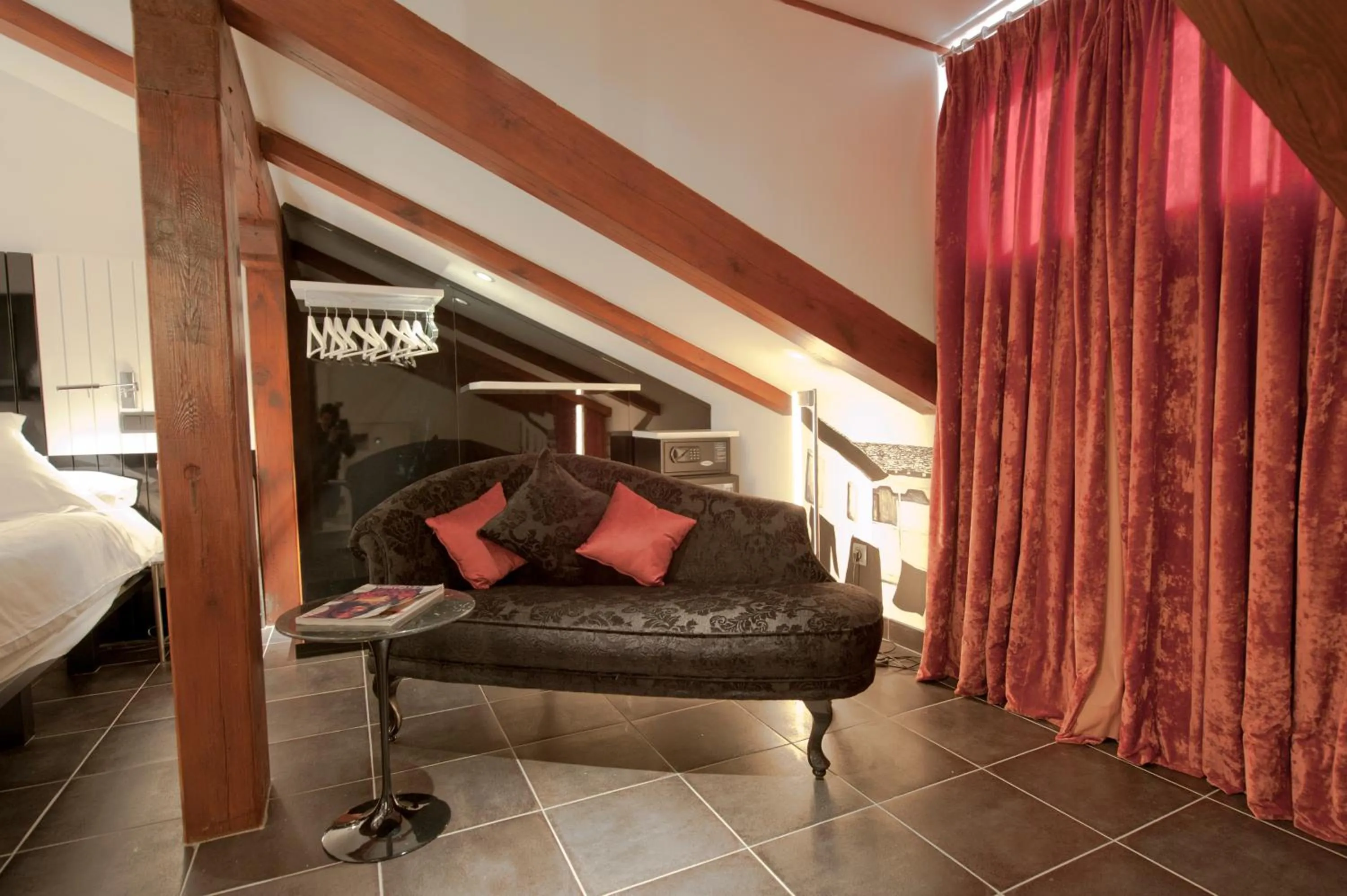 Lounge or bar, Bed in Posada del León de Oro Boutique Hotel