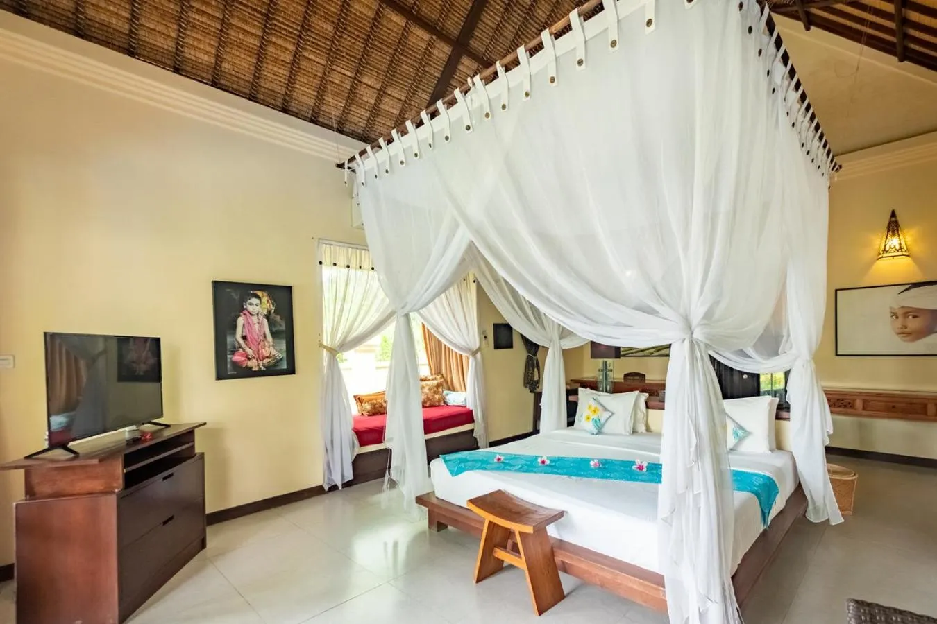 TV and multimedia, Bed in Amertha Bali Villas
