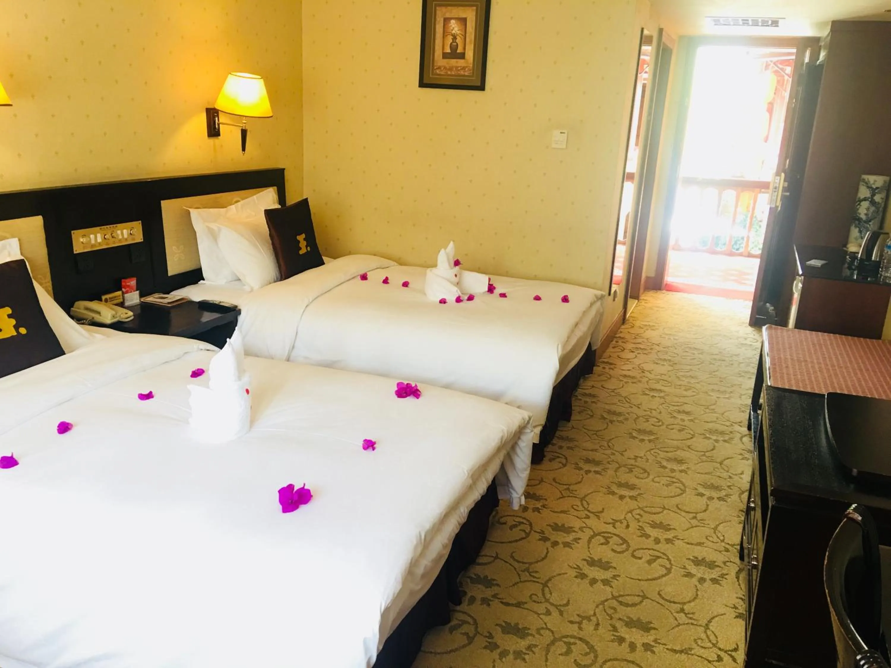 Bed in Lijiang Wangfu Hotel