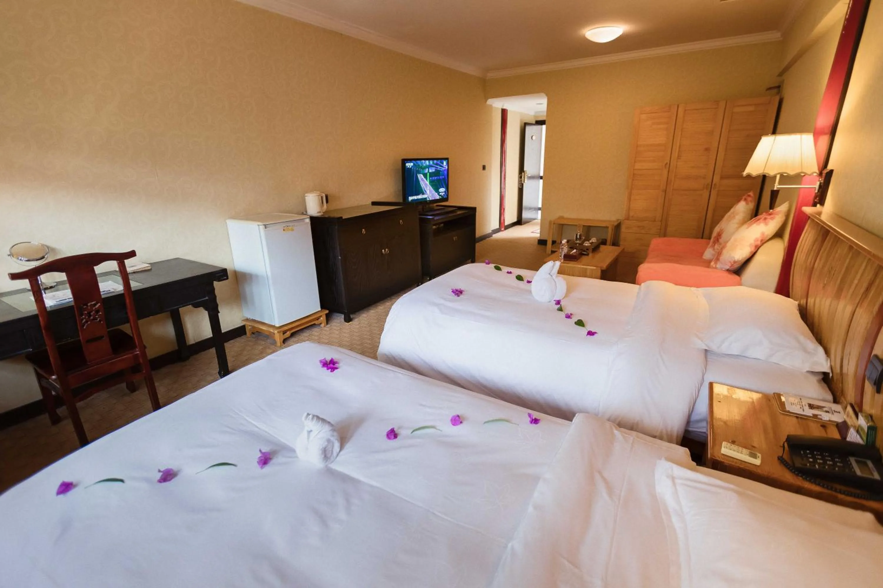 Photo of the whole room, Bed in Lijiang Wangfu Hotel