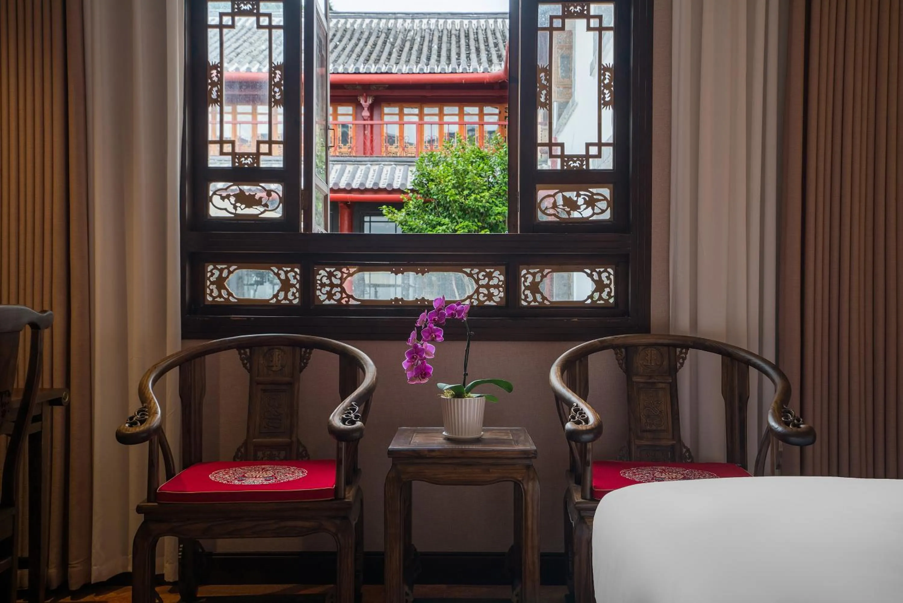 Bed in Lijiang Wangfu Hotel