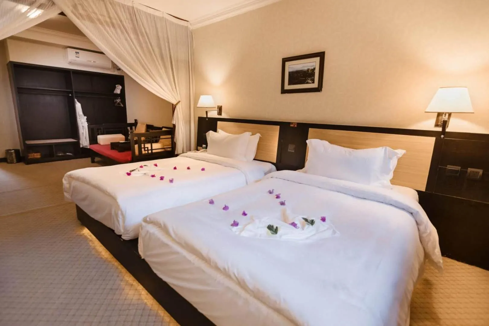 Bed in Lijiang Wangfu Hotel