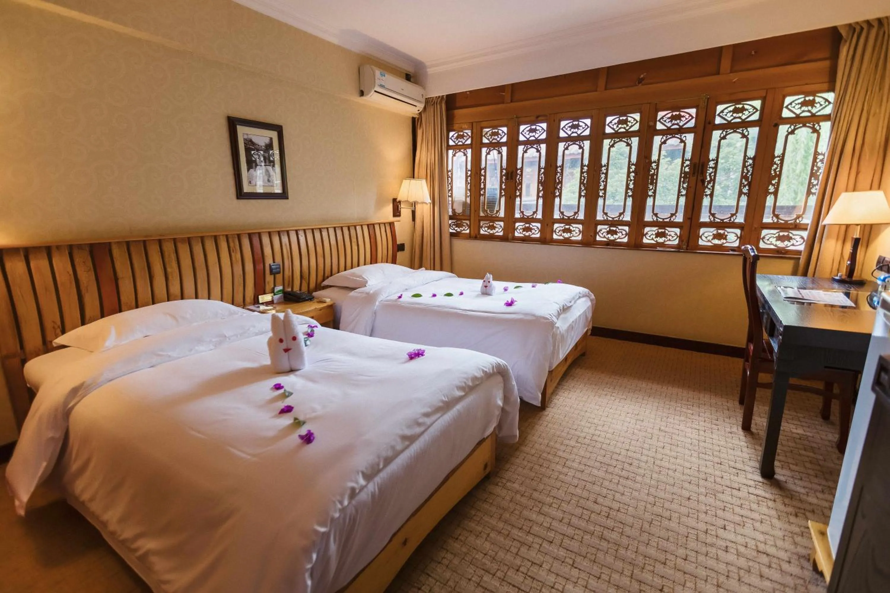 Bed in Lijiang Wangfu Hotel