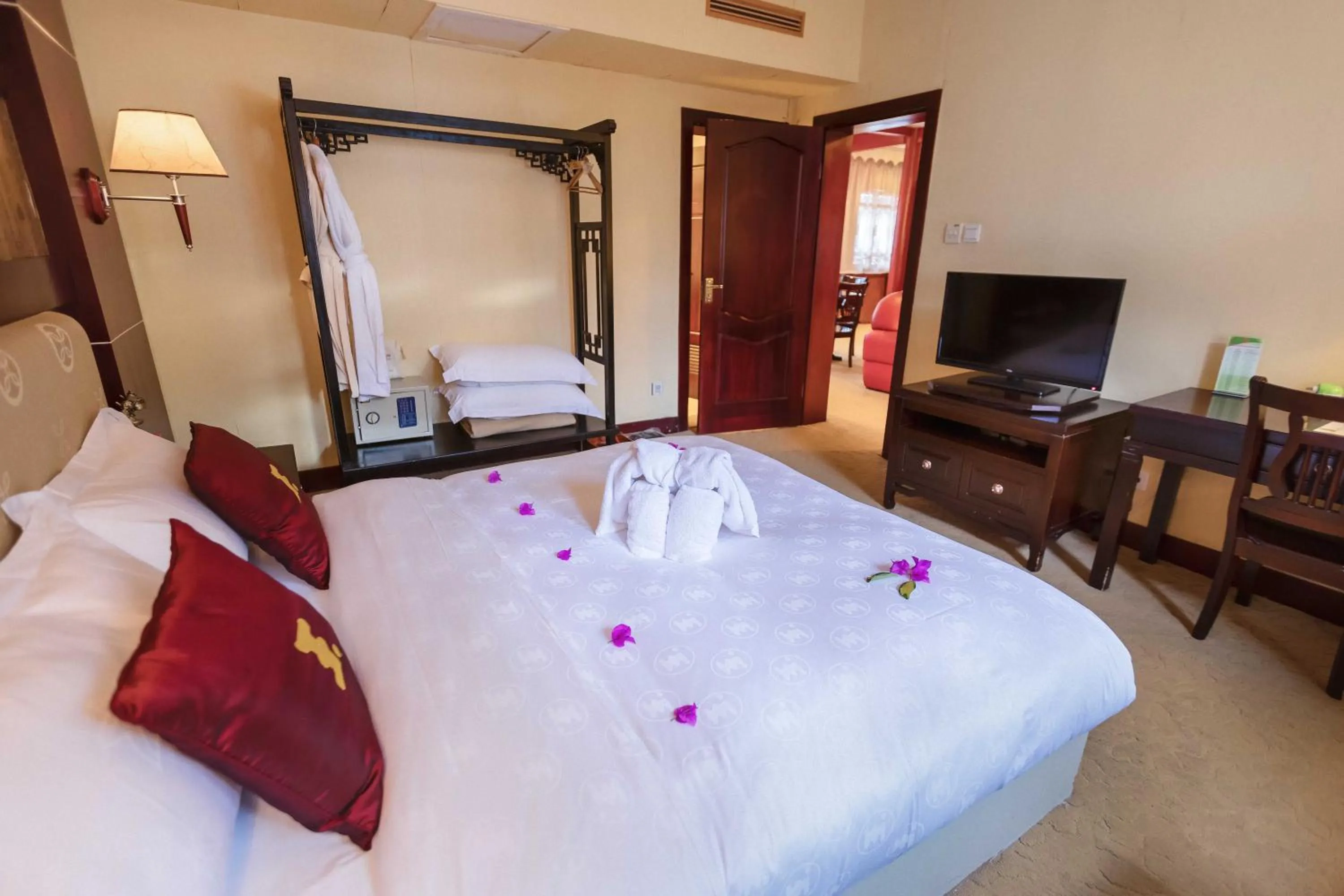 Bed in Lijiang Wangfu Hotel