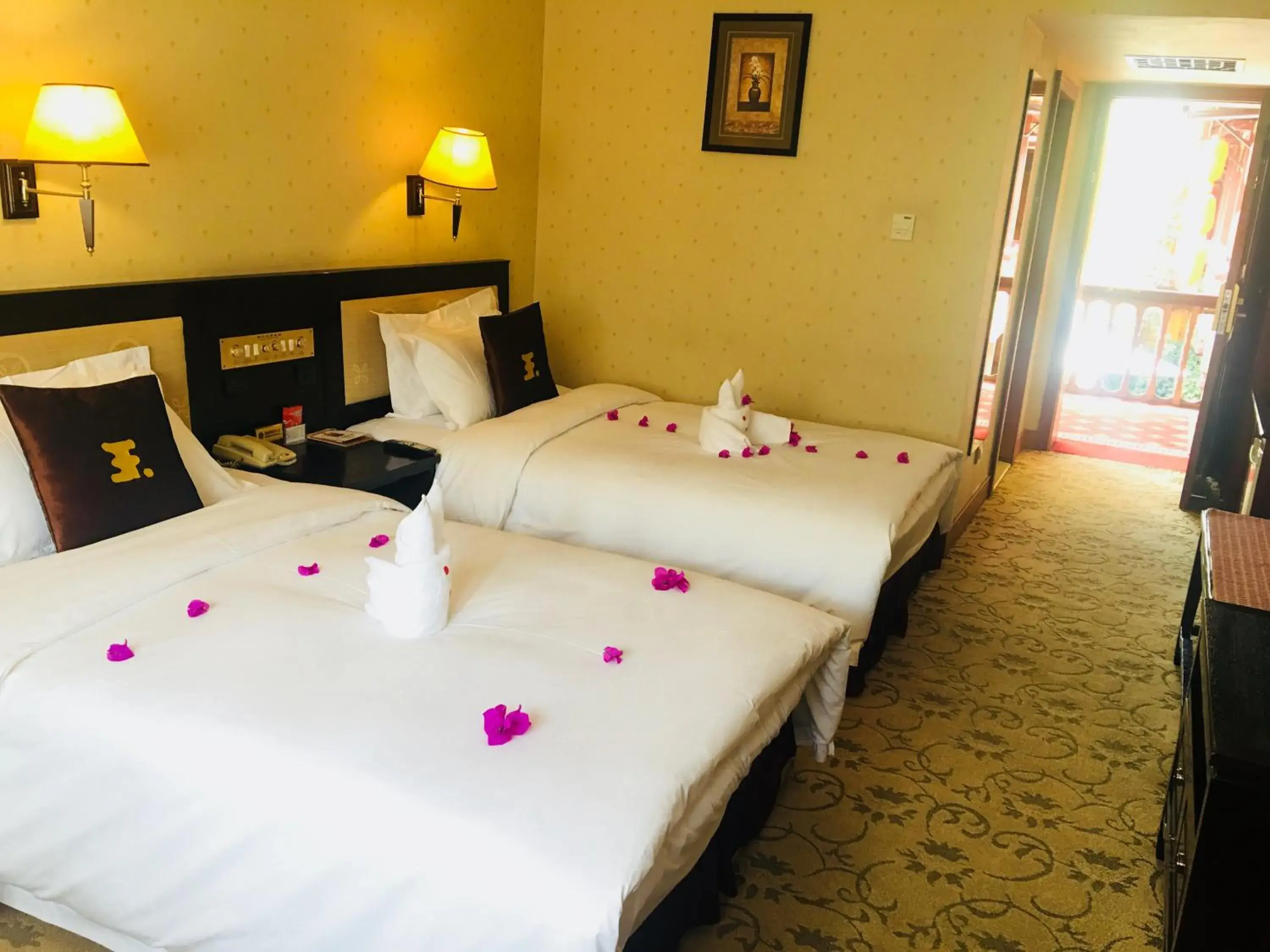 Deluxe Double or Twin Room with Garden View in Lijiang Wangfu Hotel Deluxe Double or Twin Room with Garden View in Lijiang Wangfu Hotel