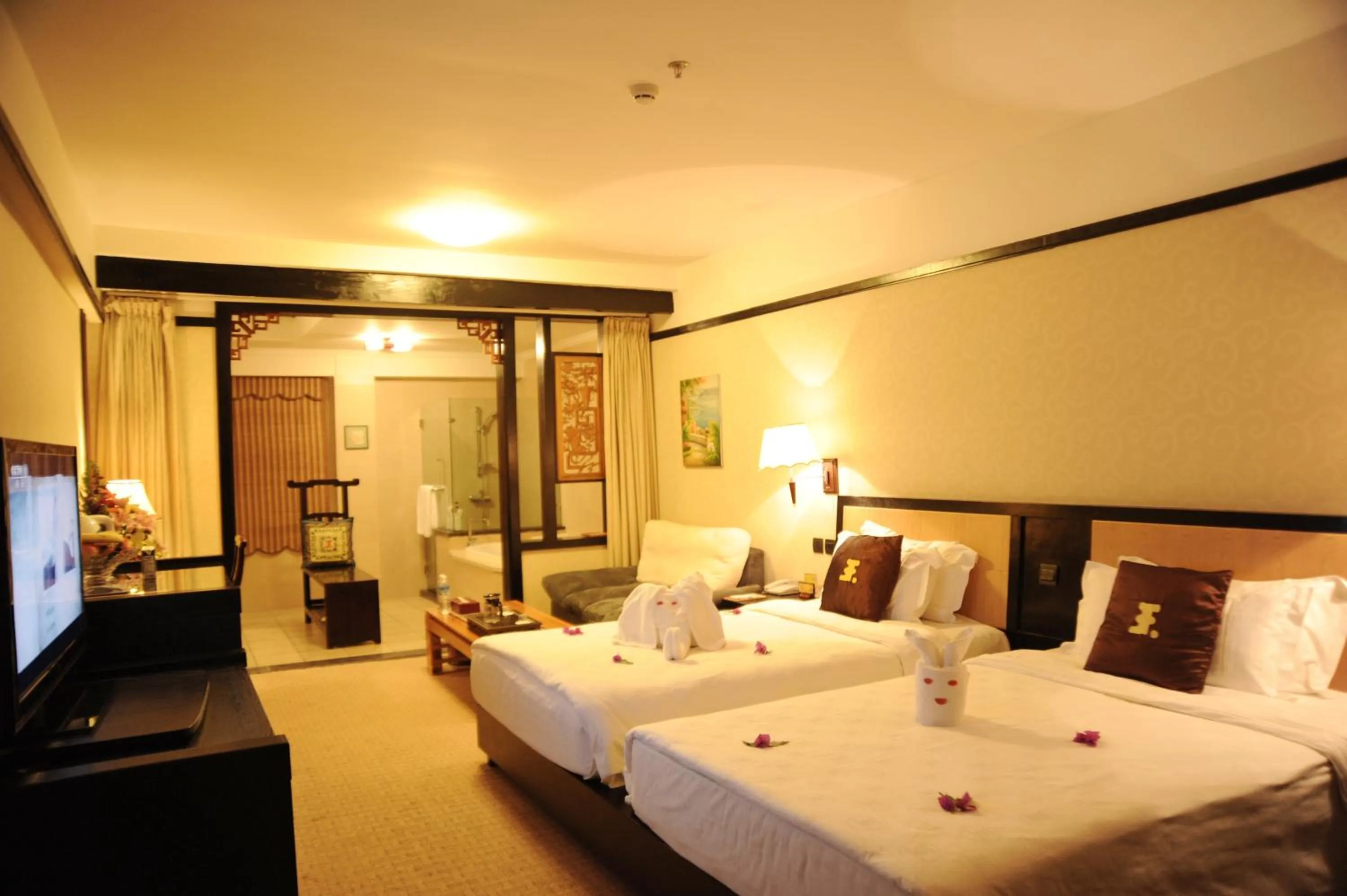 Bed in Lijiang Wangfu Hotel