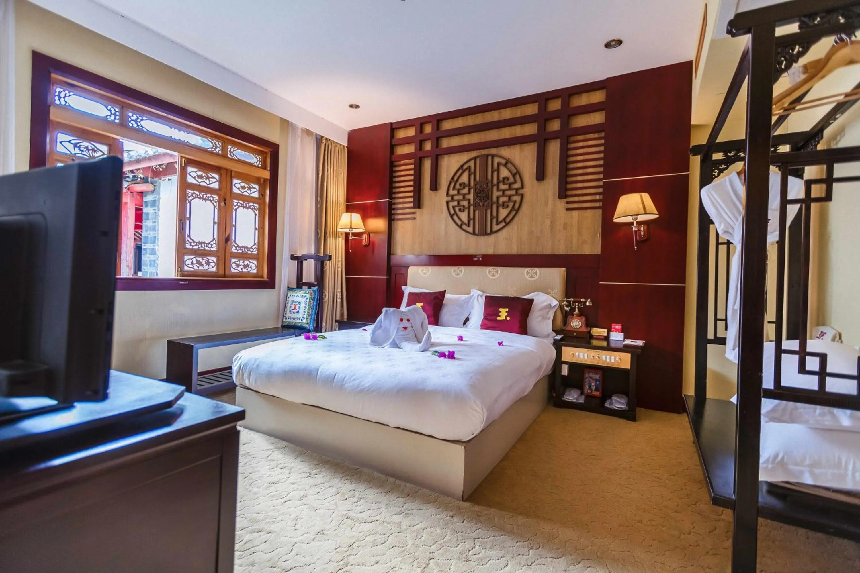 Bed in Lijiang Wangfu Hotel