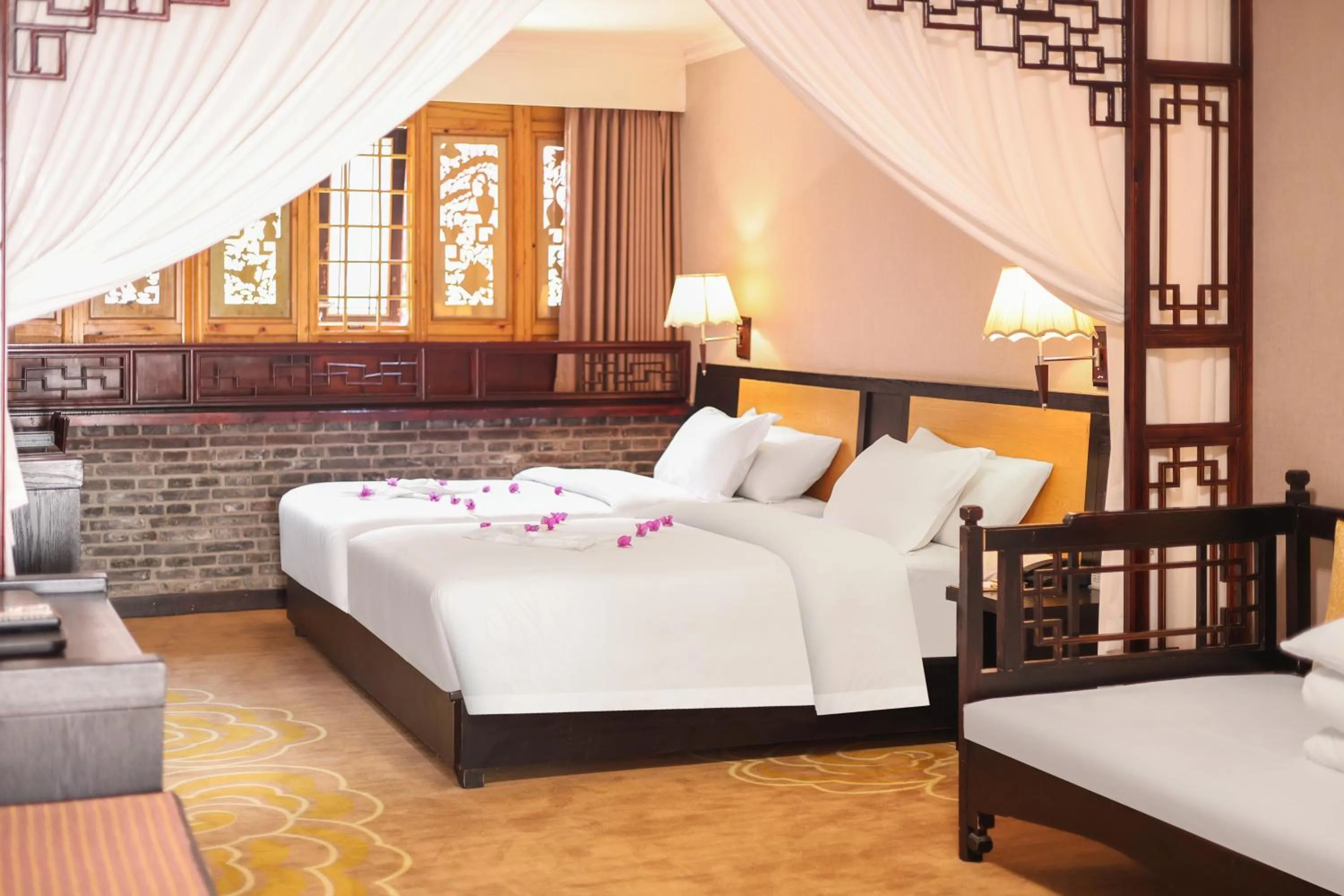 Bed in Lijiang Wangfu Hotel