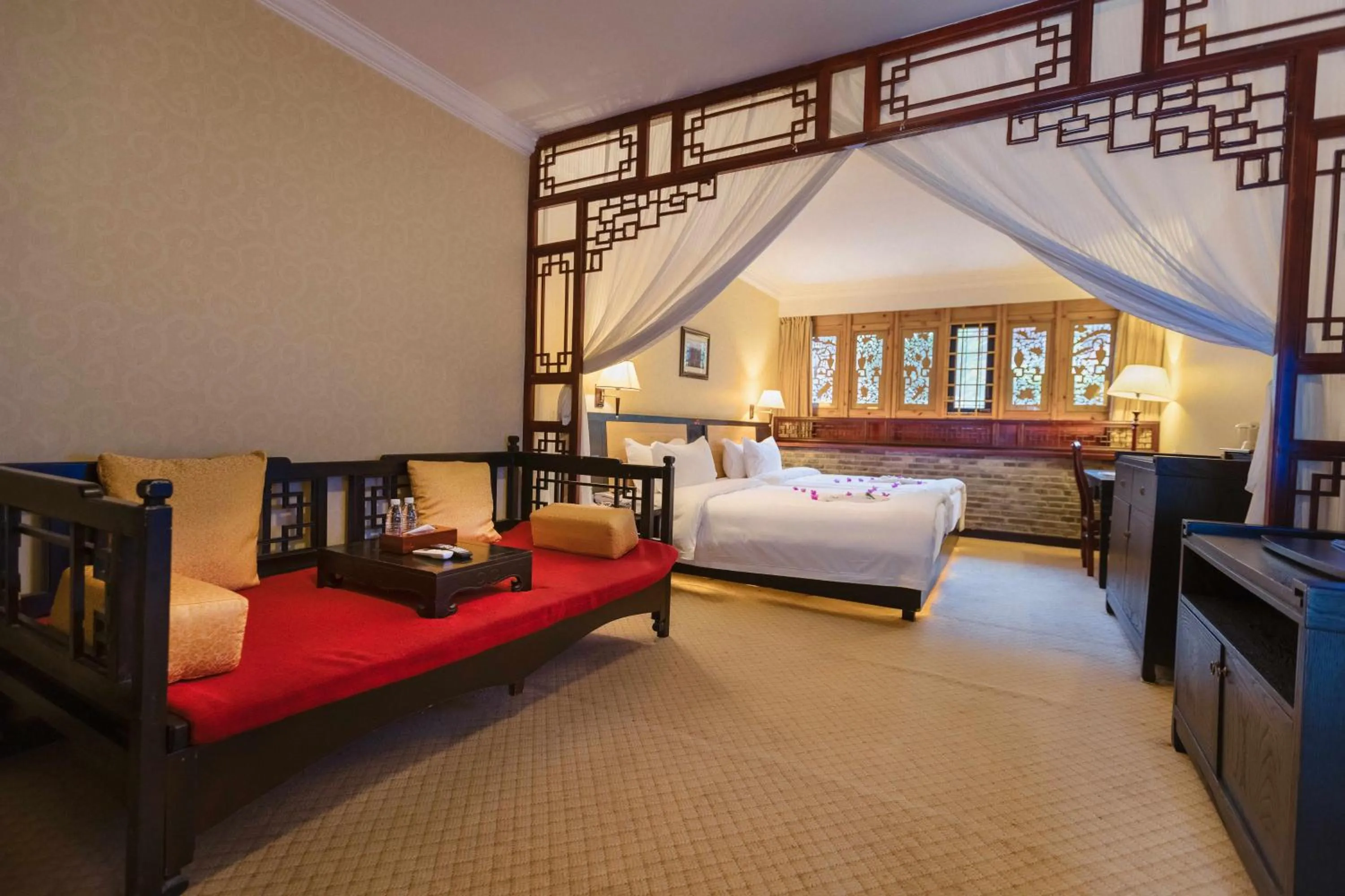 Bed in Lijiang Wangfu Hotel