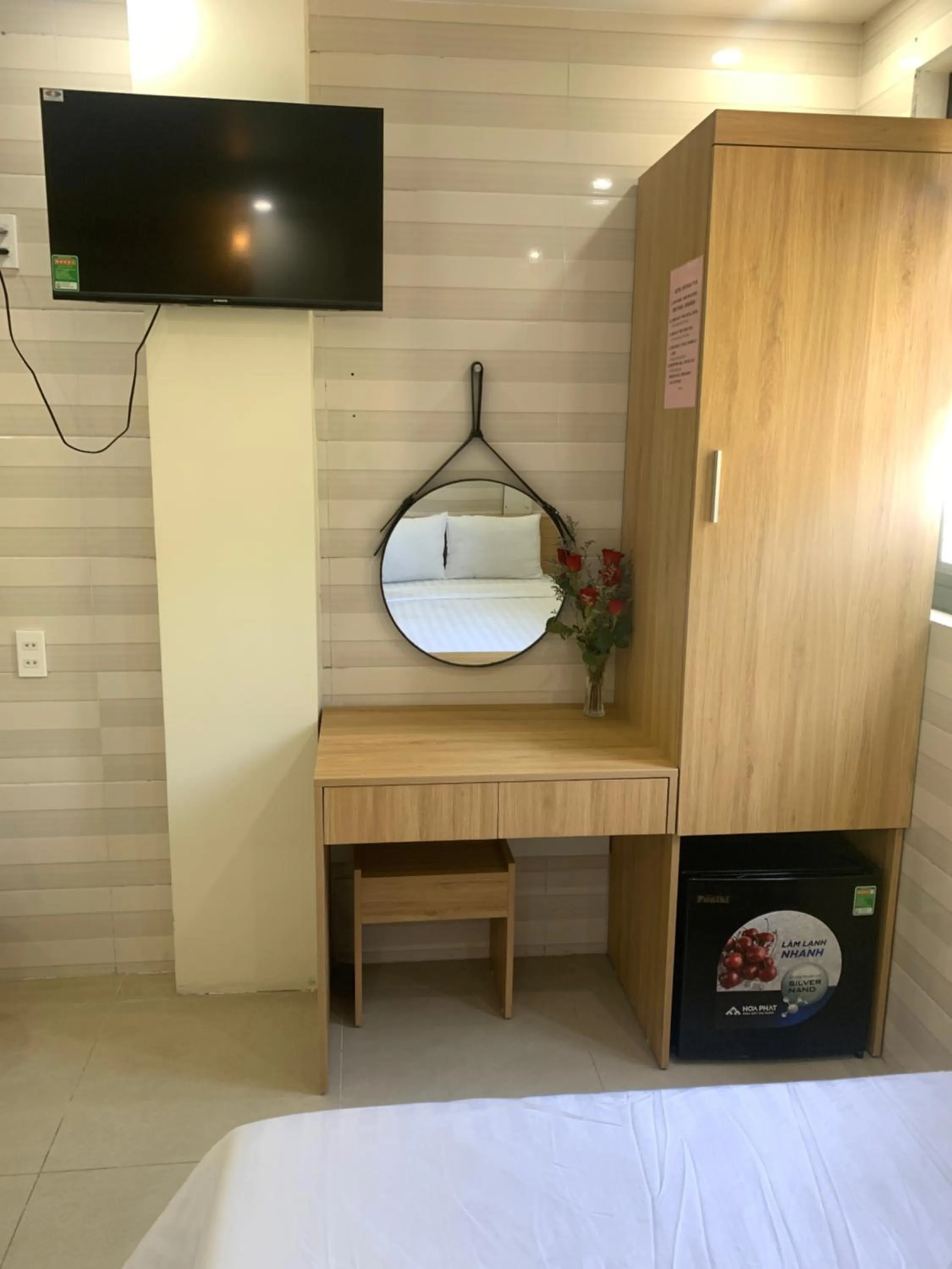 wardrobe, Bed in Sea Balcony Hotel