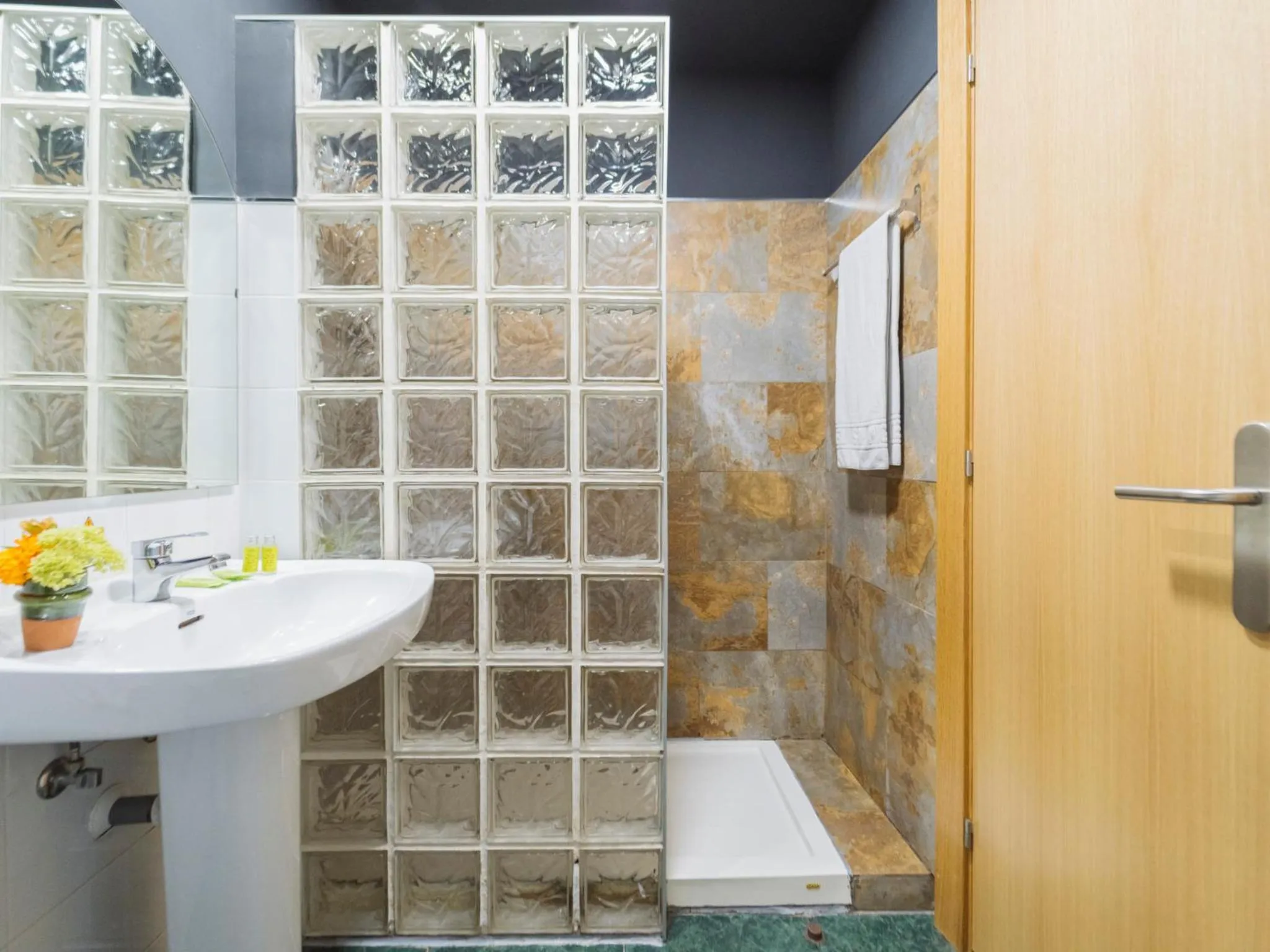 Shower in Hotel San Miguel