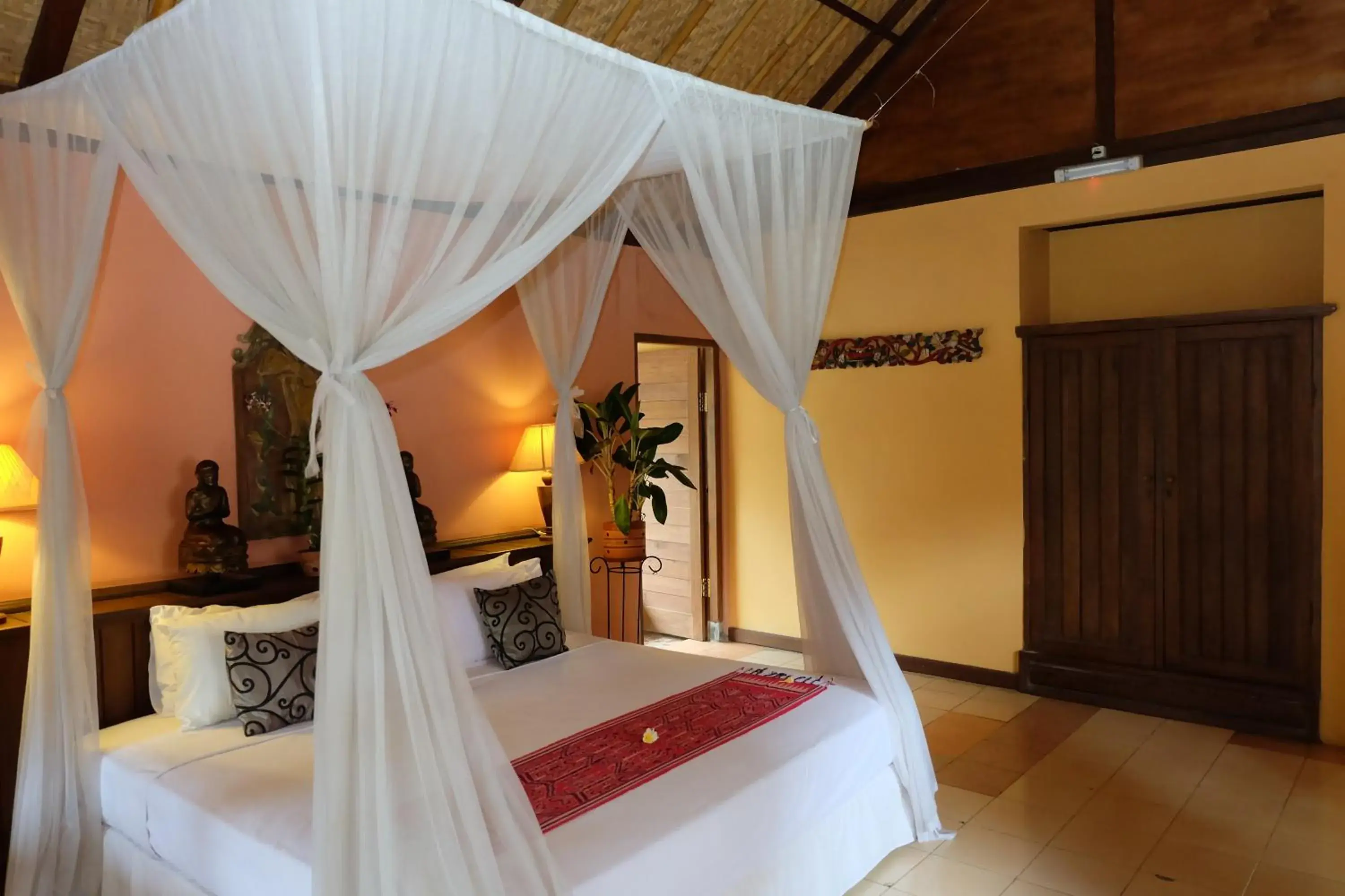 Deluxe Room in Puri Taman Sari Resort Deluxe Room in Puri Taman Sari Resort