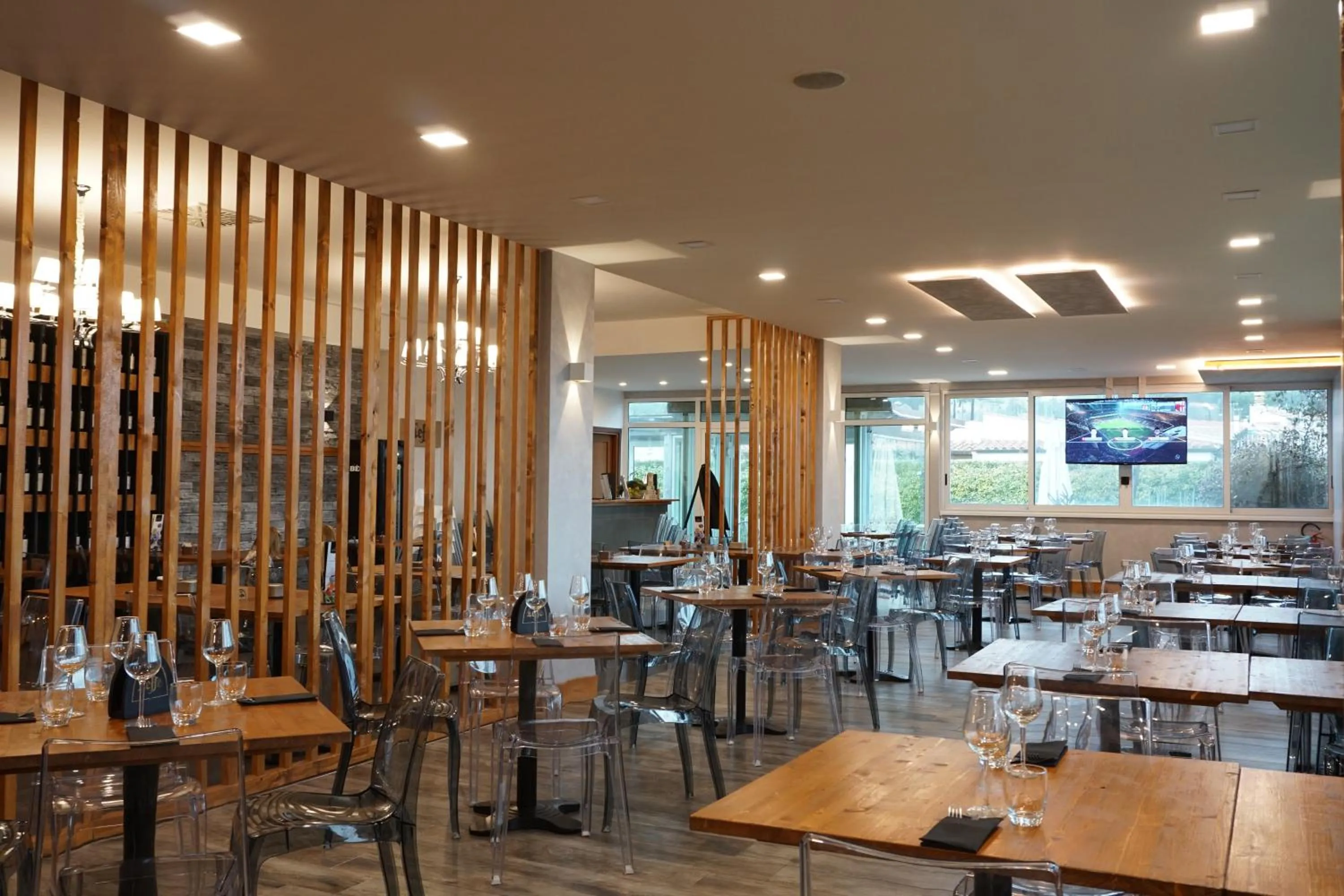 Restaurant/places to eat in AutoHotel