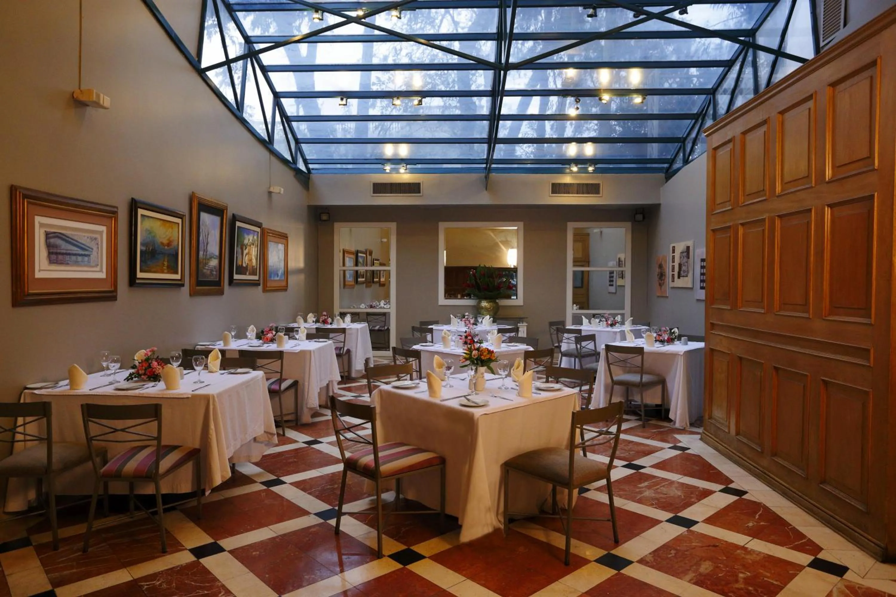 Restaurant/places to eat in Suites del Bosque Hotel