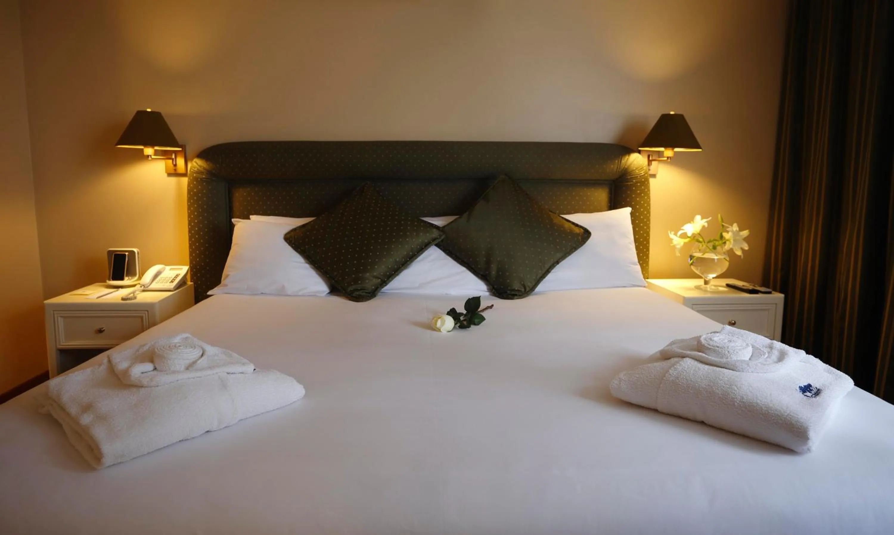 Shower, Bed in Suites del Bosque Hotel