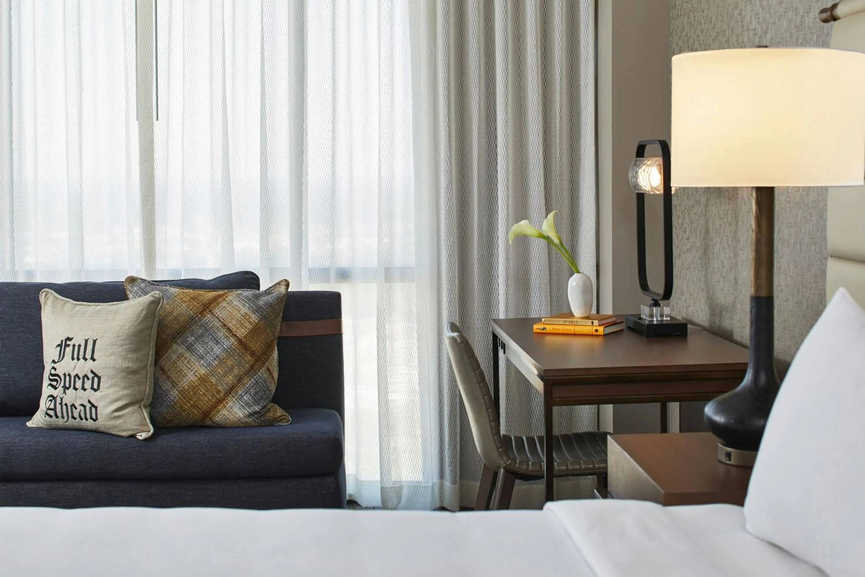 Photo of the whole room, Bed in Renaissance Mobile Riverview Plaza Hotel