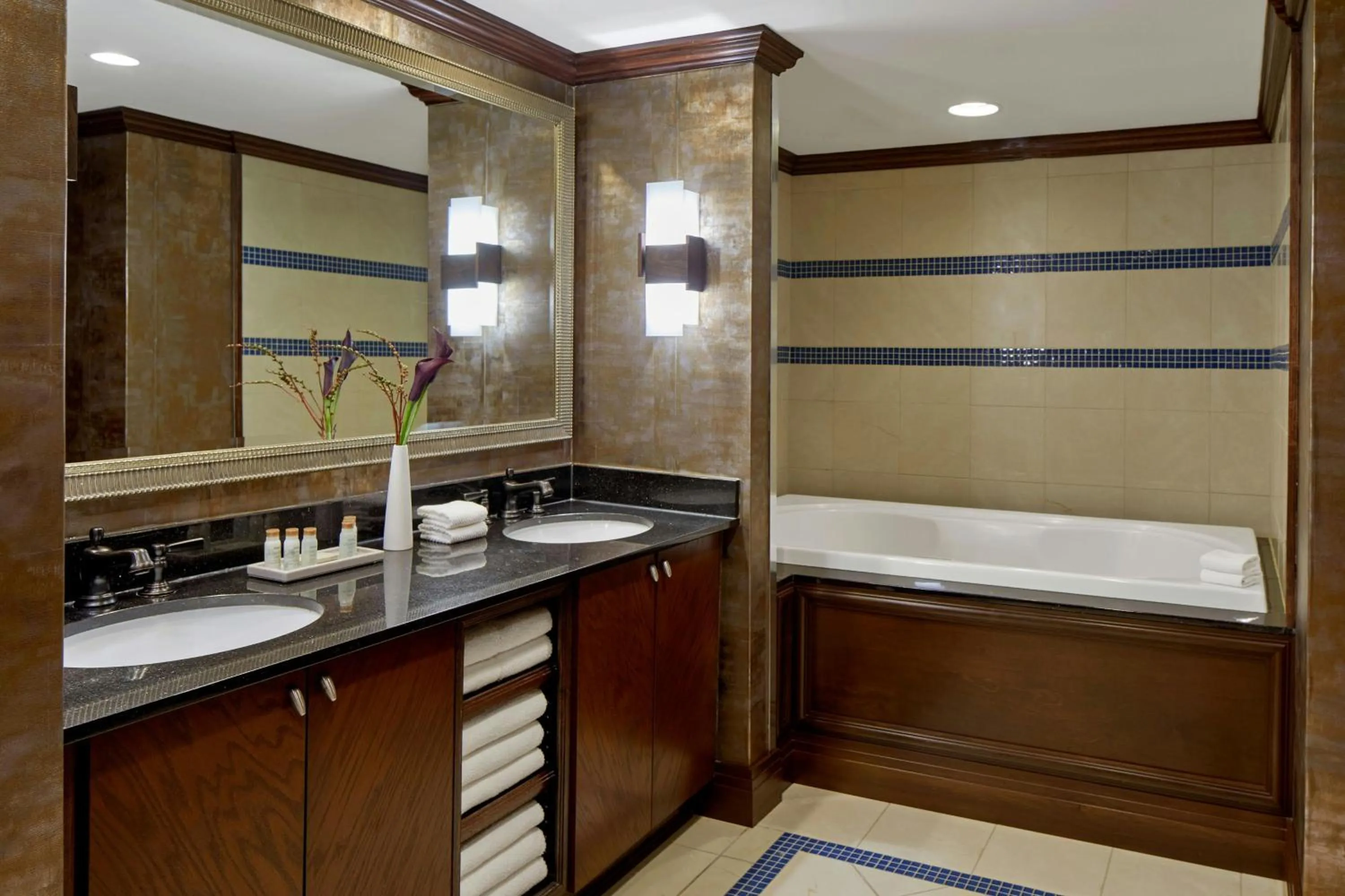 Bedroom in Renaissance Mobile Riverview Plaza Hotel