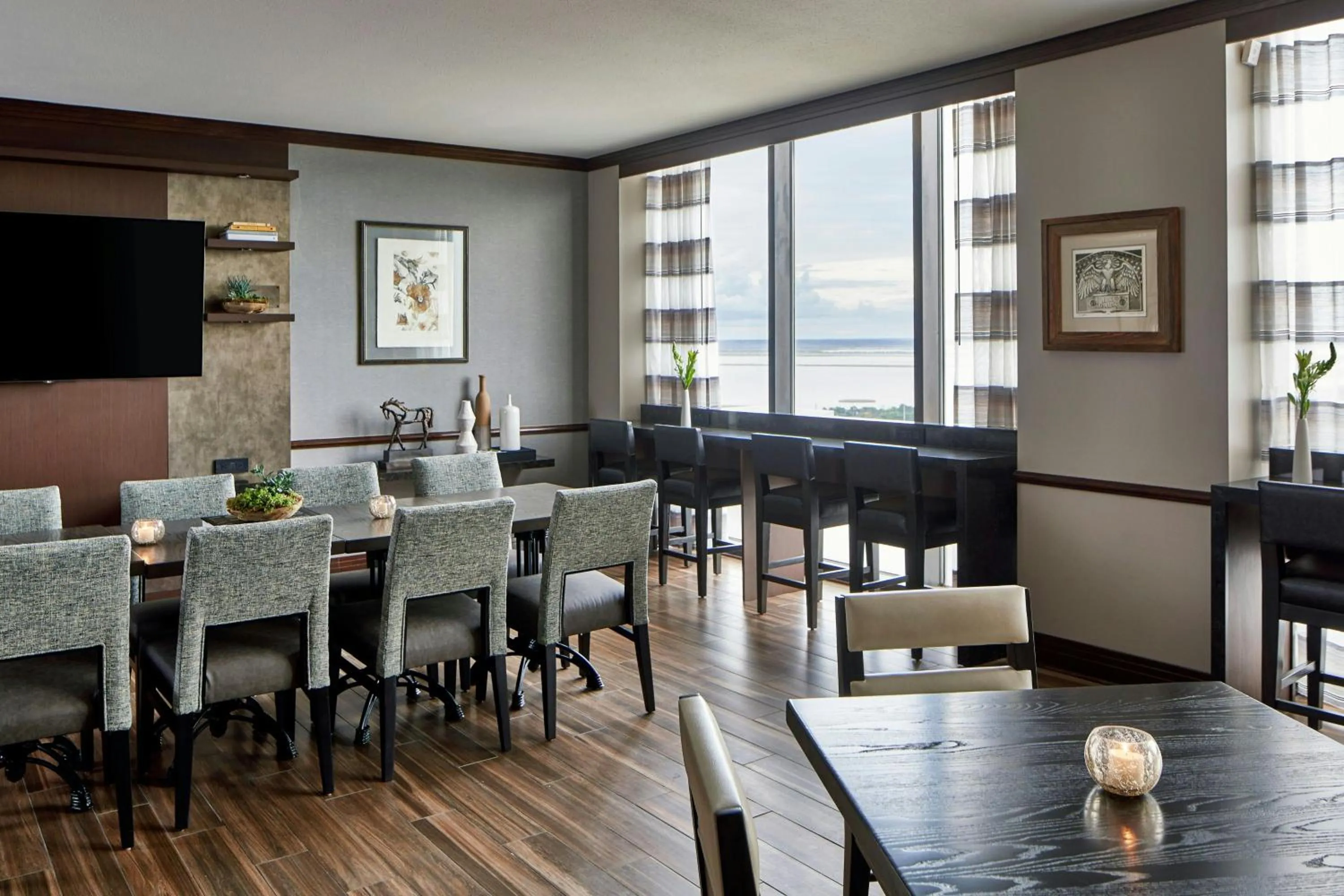 Lounge or bar in Renaissance Mobile Riverview Plaza Hotel