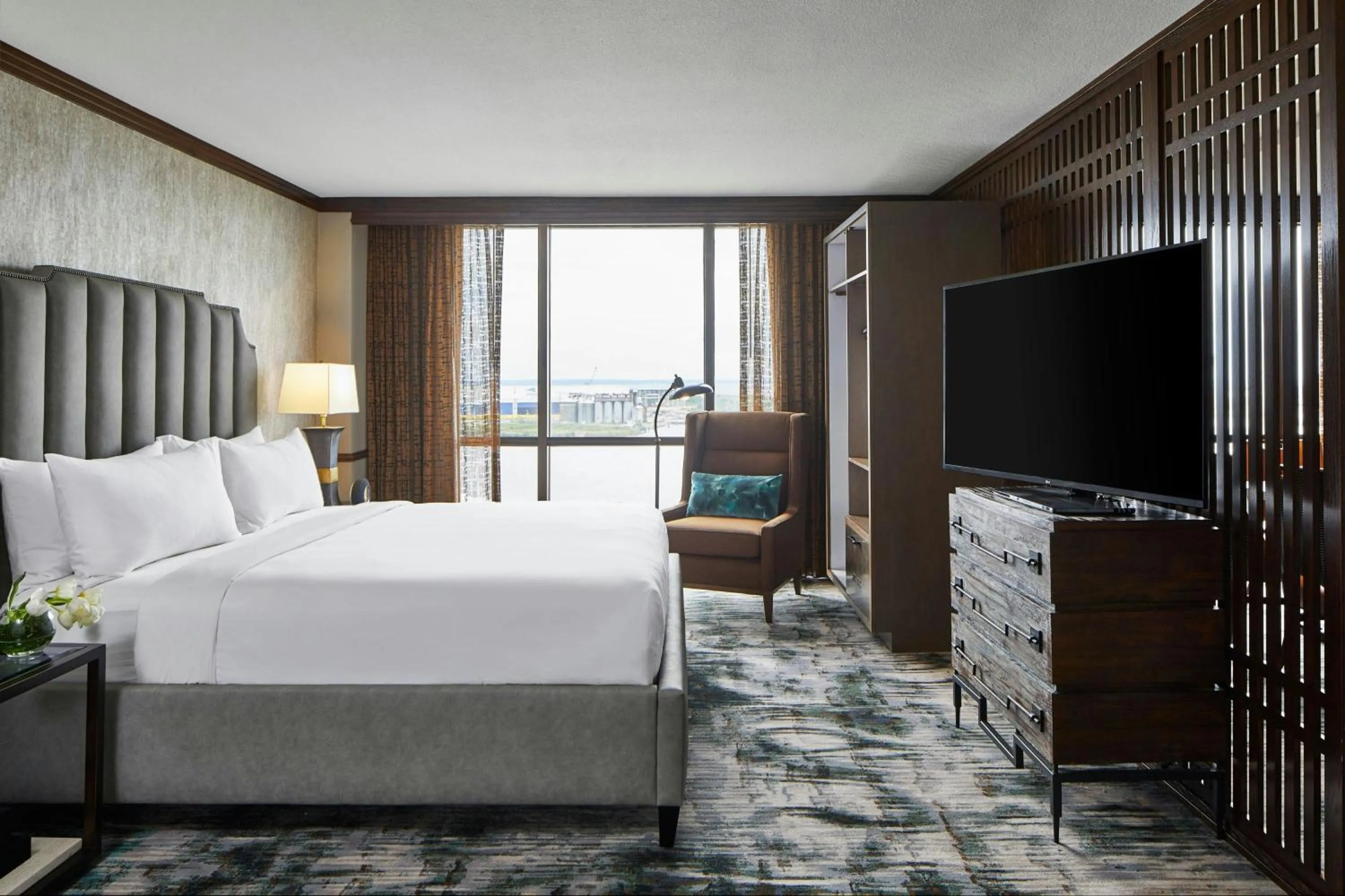 Bedroom, Bed in Renaissance Mobile Riverview Plaza Hotel