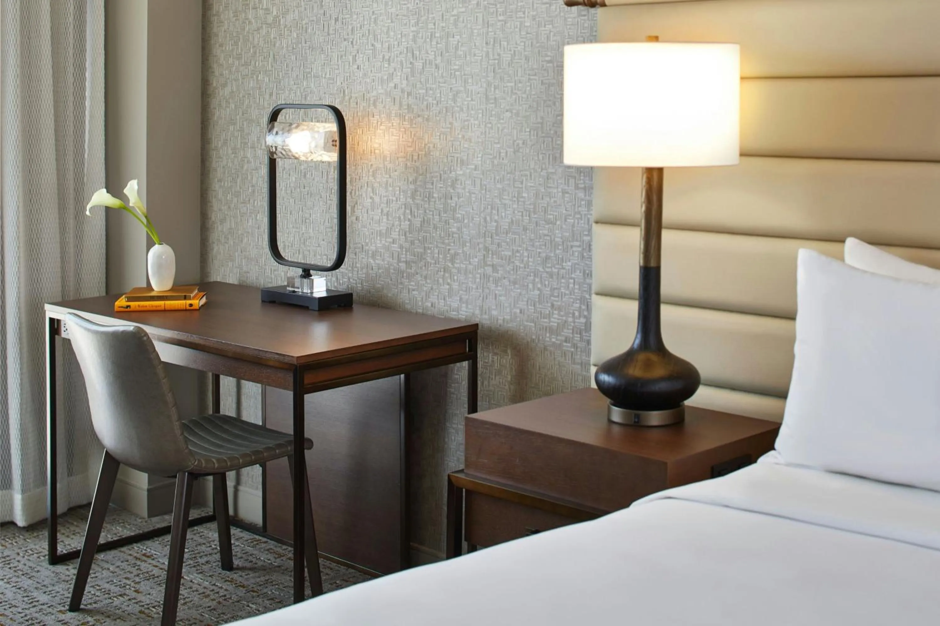 Bedroom, Bed in Renaissance Mobile Riverview Plaza Hotel