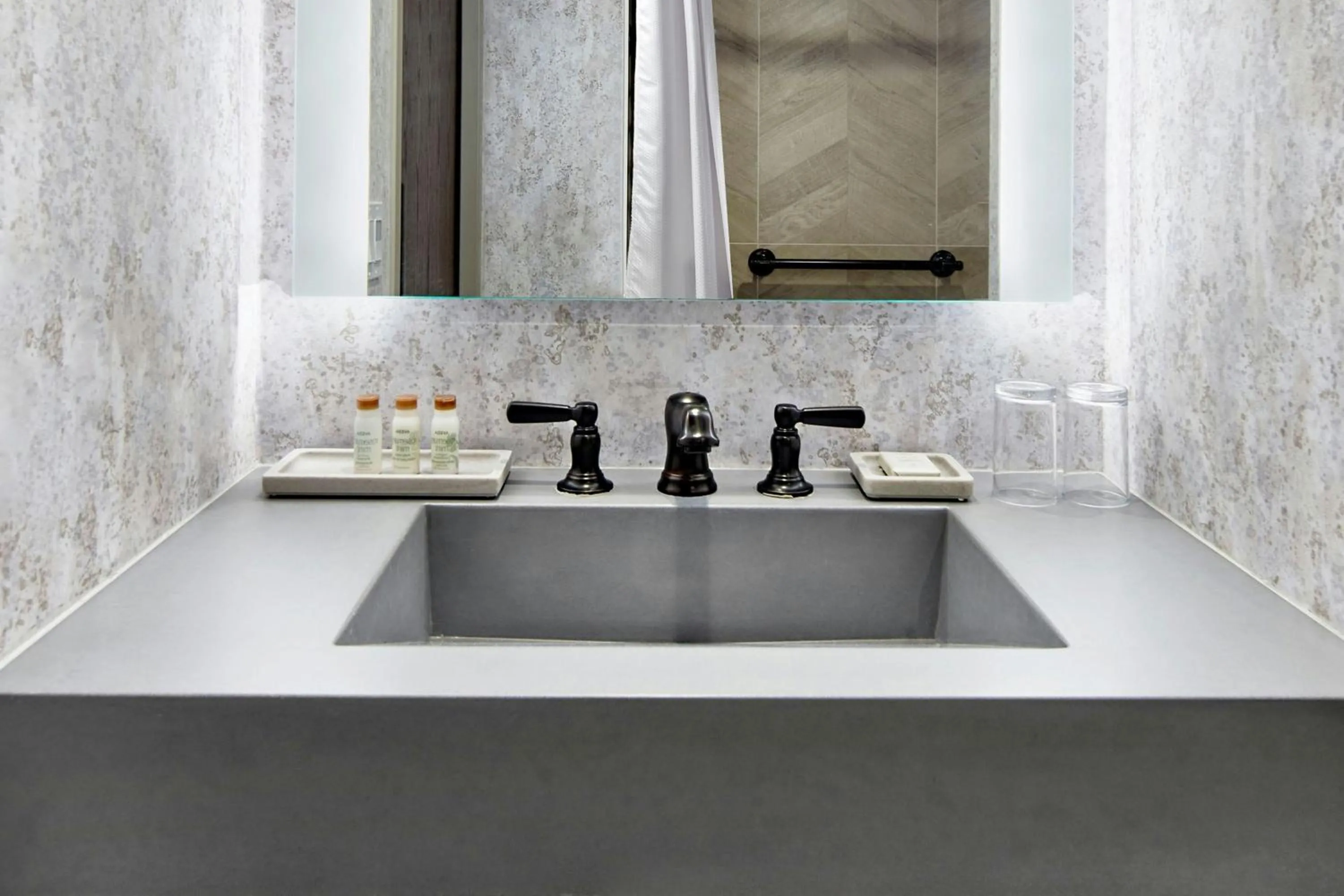 Bathroom in Renaissance Mobile Riverview Plaza Hotel