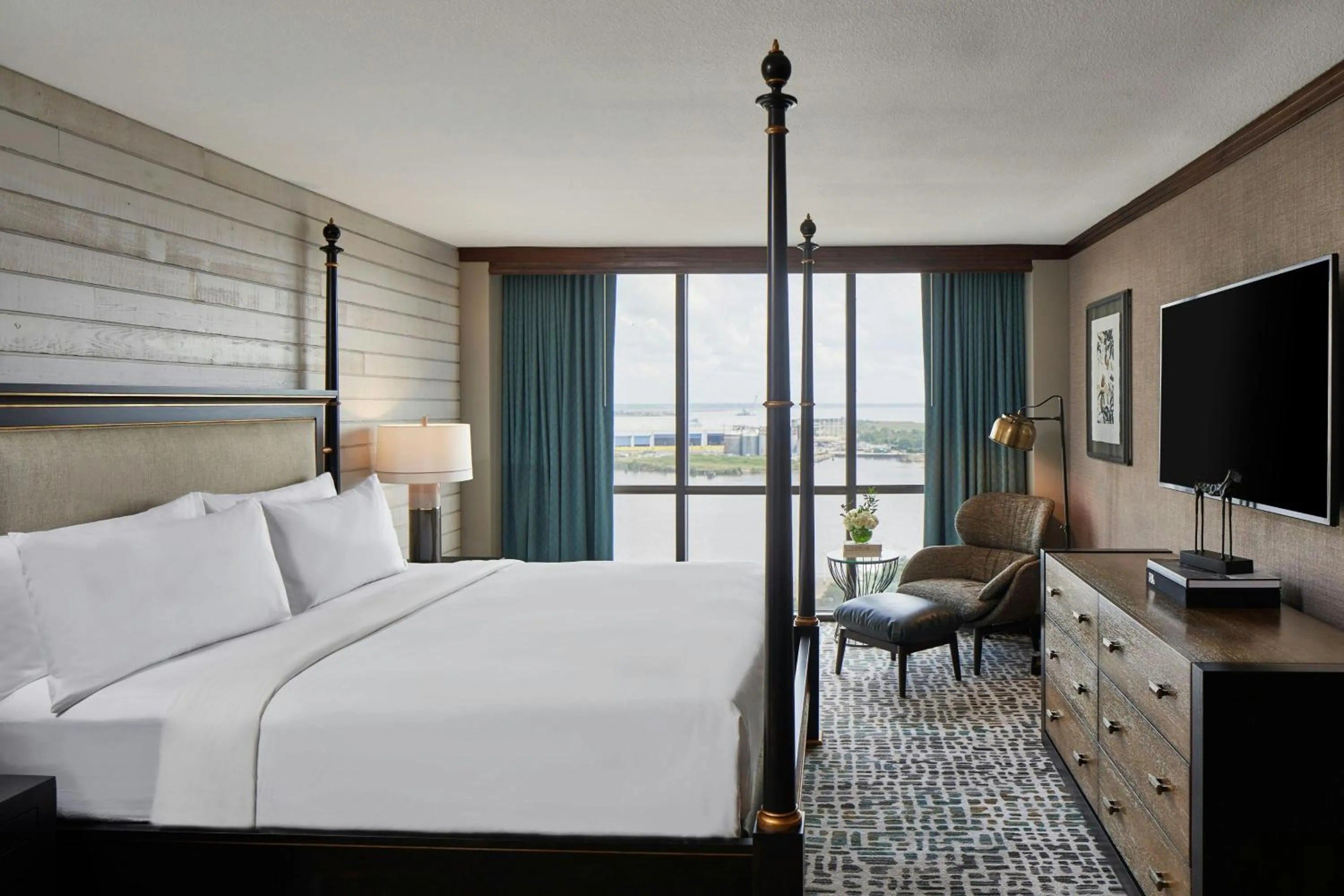 Bedroom, Bed in Renaissance Mobile Riverview Plaza Hotel