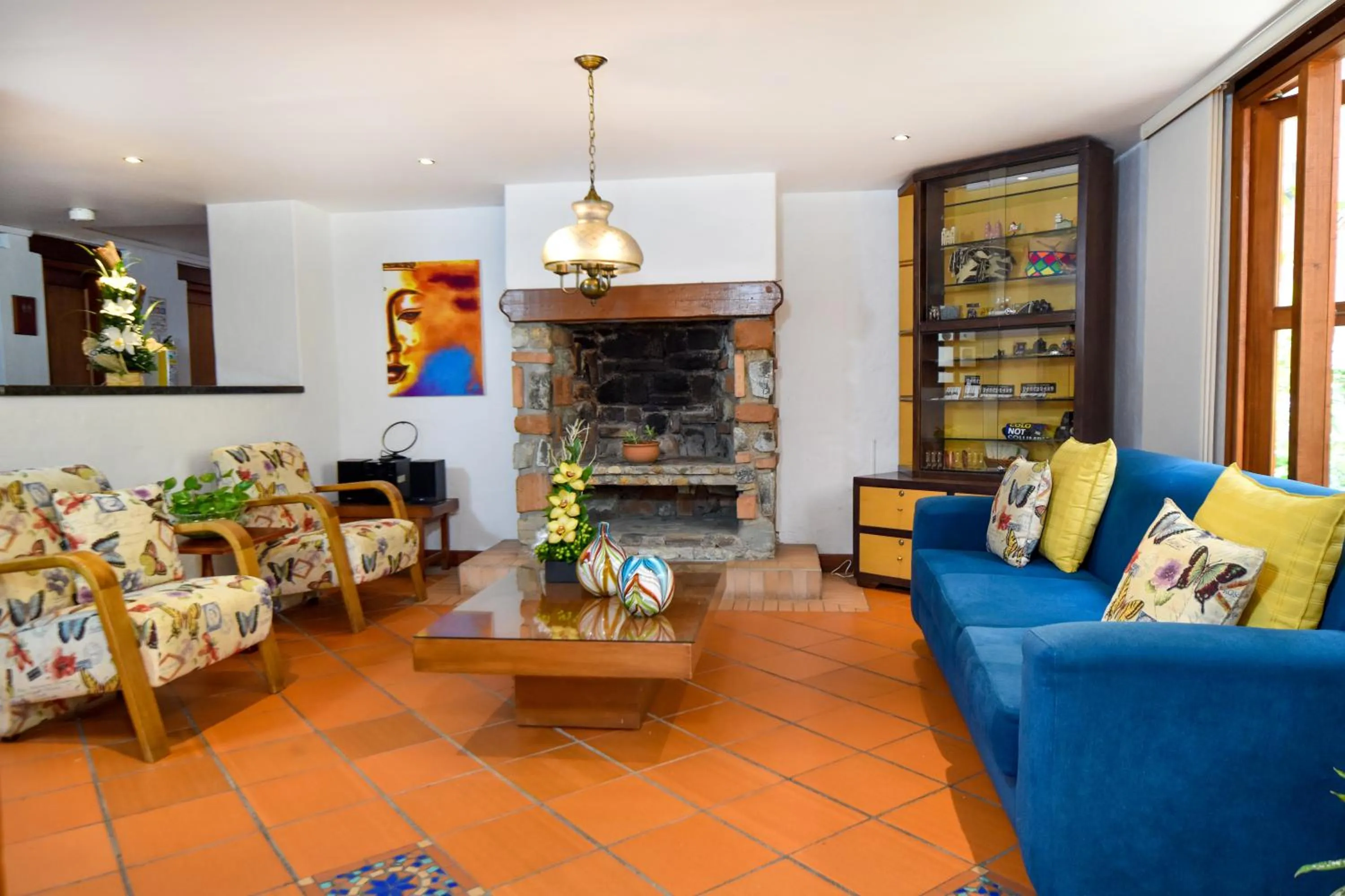 Communal lounge/ TV room in La Campana Hotel Boutique