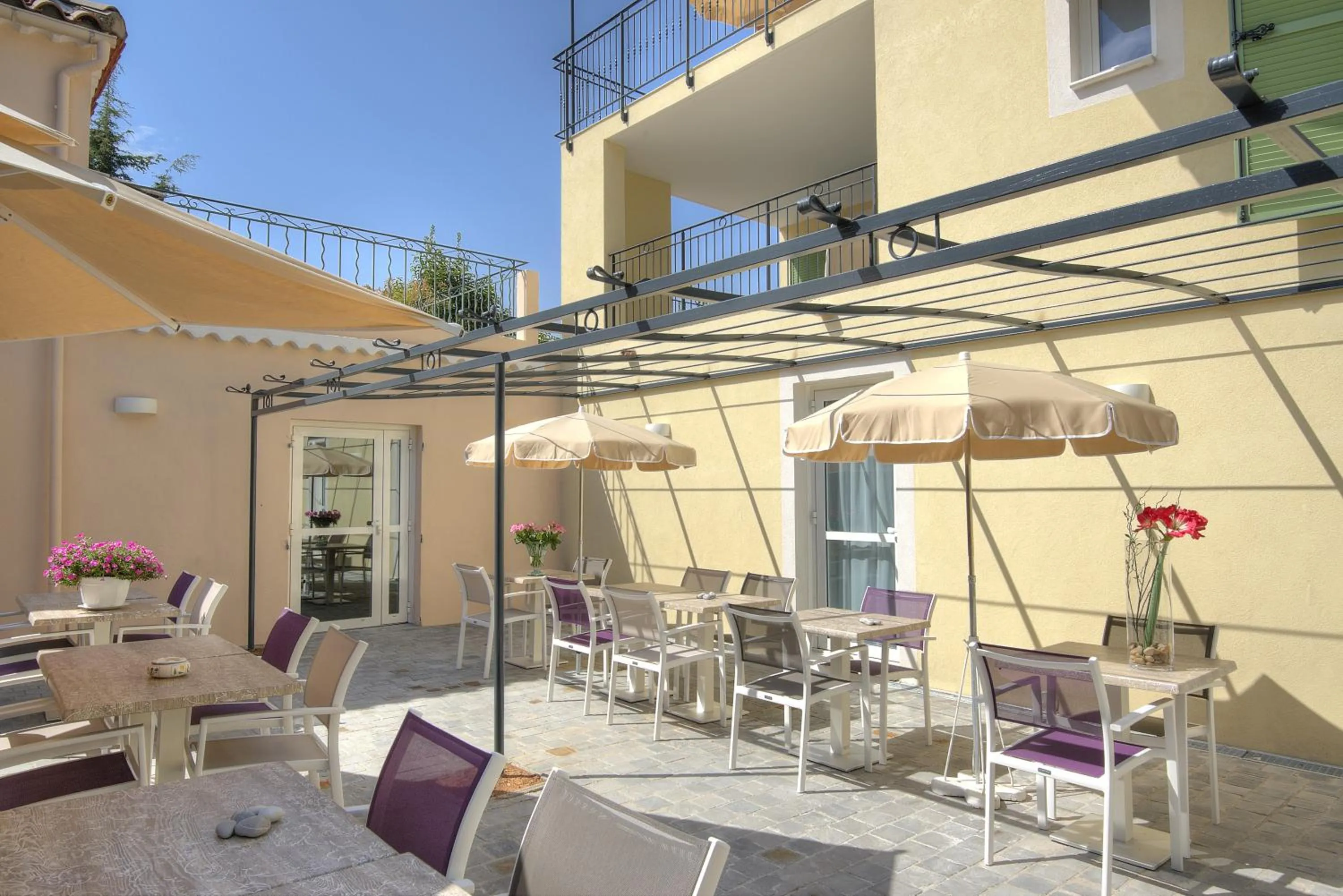 Patio in La Bastide de l'Oliveraie