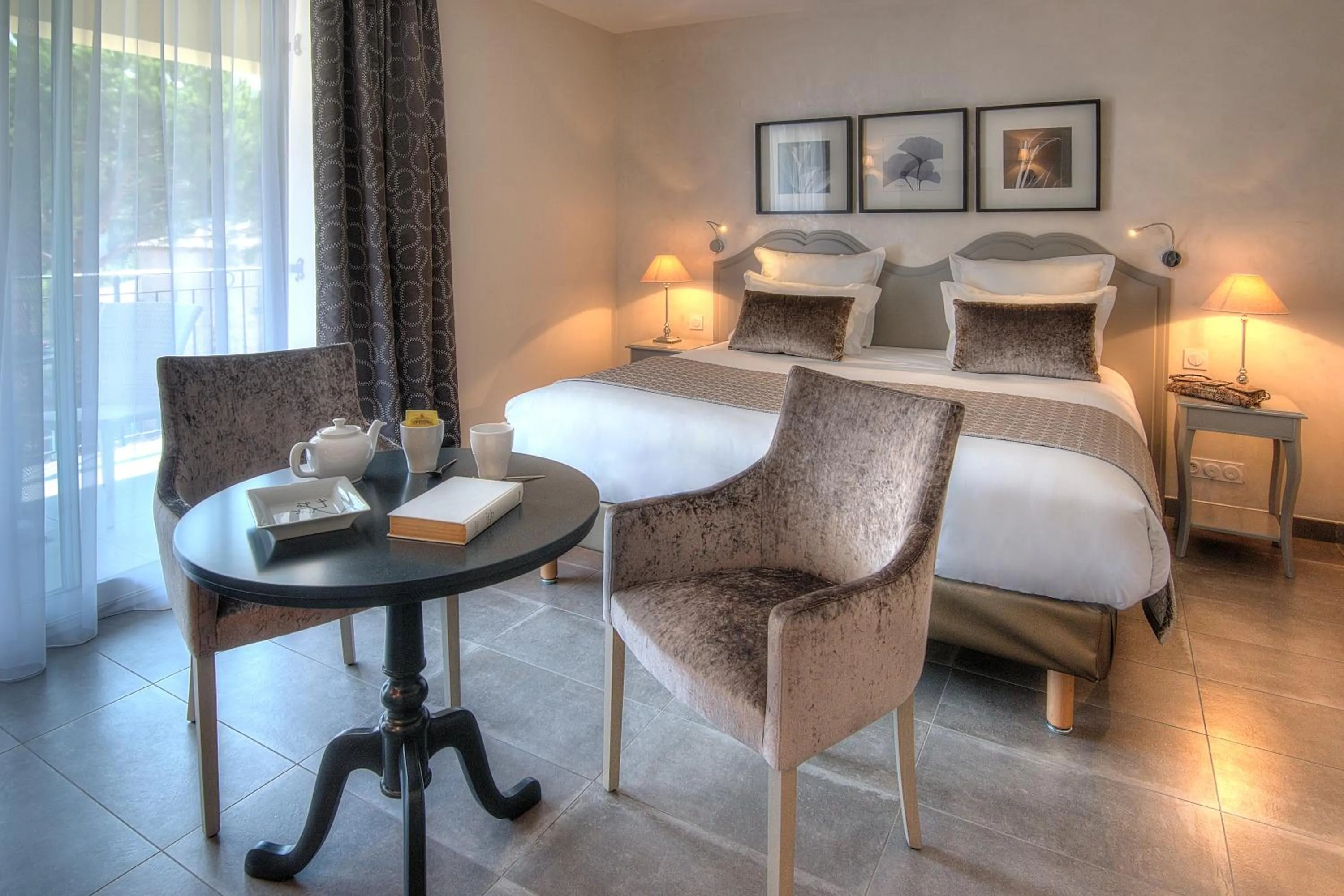 Photo of the whole room, Bed in La Bastide de l'Oliveraie