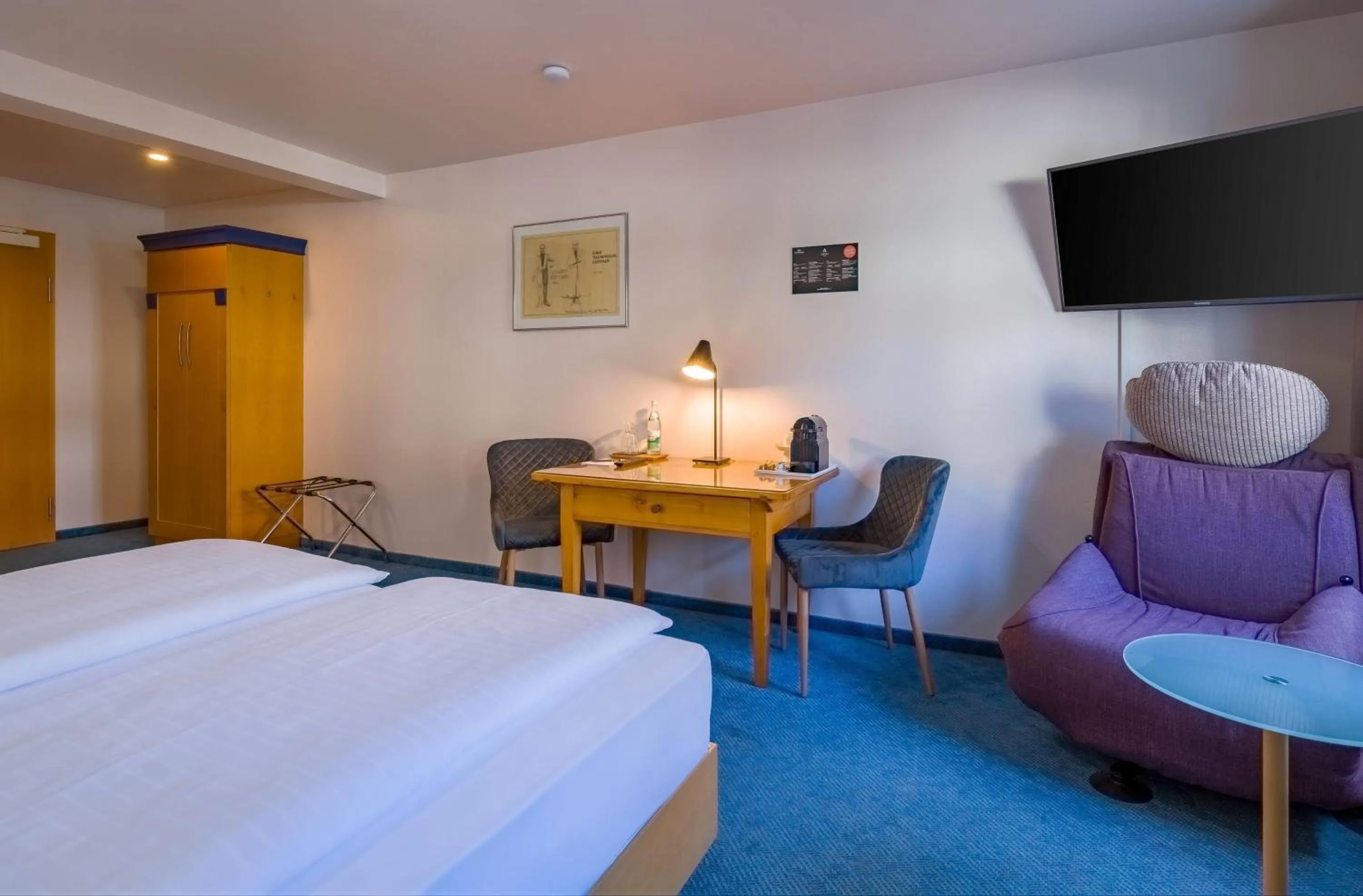 Photo of the whole room, Bed in Aspire Kronprinz, Trademark Collection by Wyndham