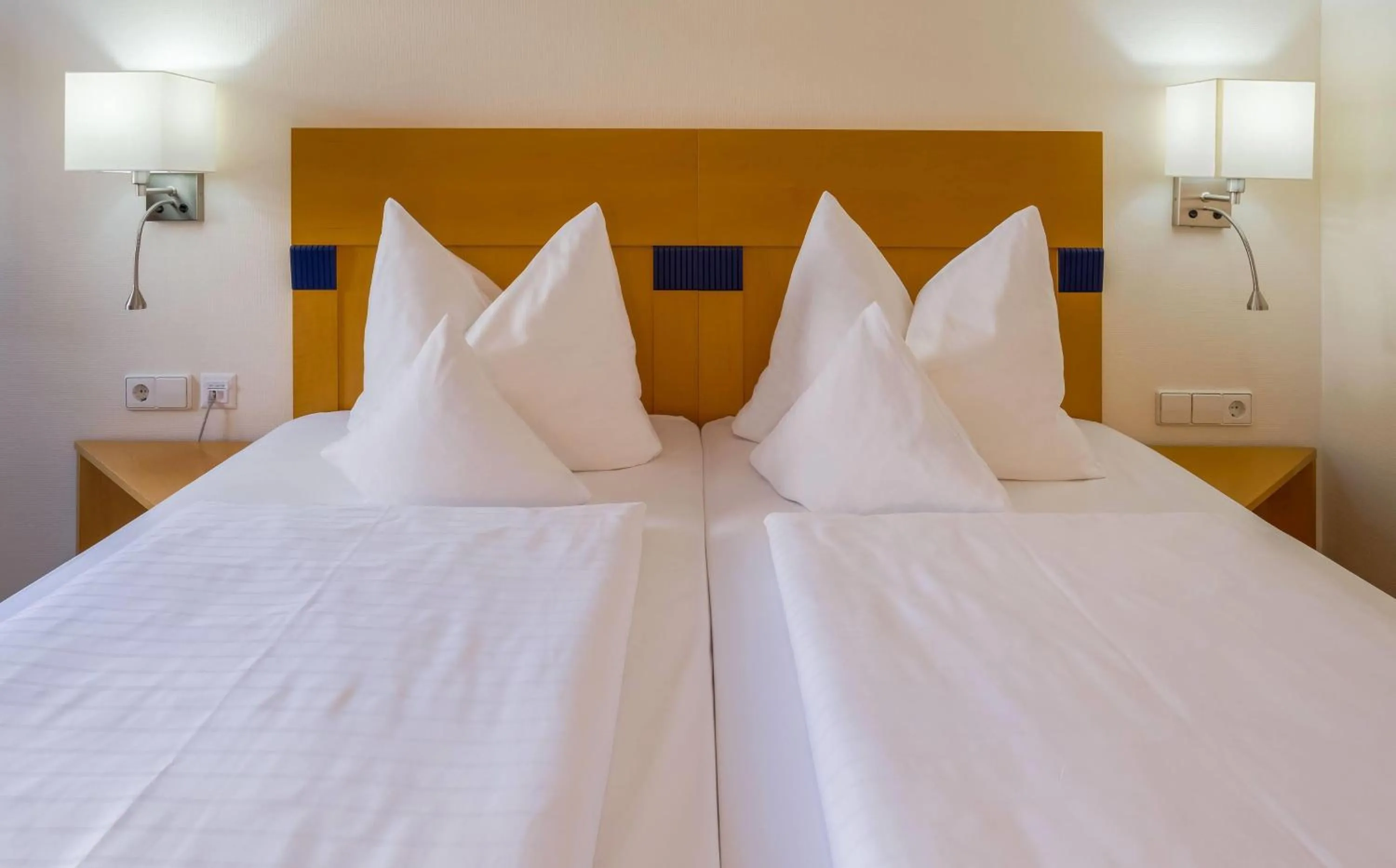 Photo of the whole room, Bed in Aspire Kronprinz, Trademark Collection by Wyndham