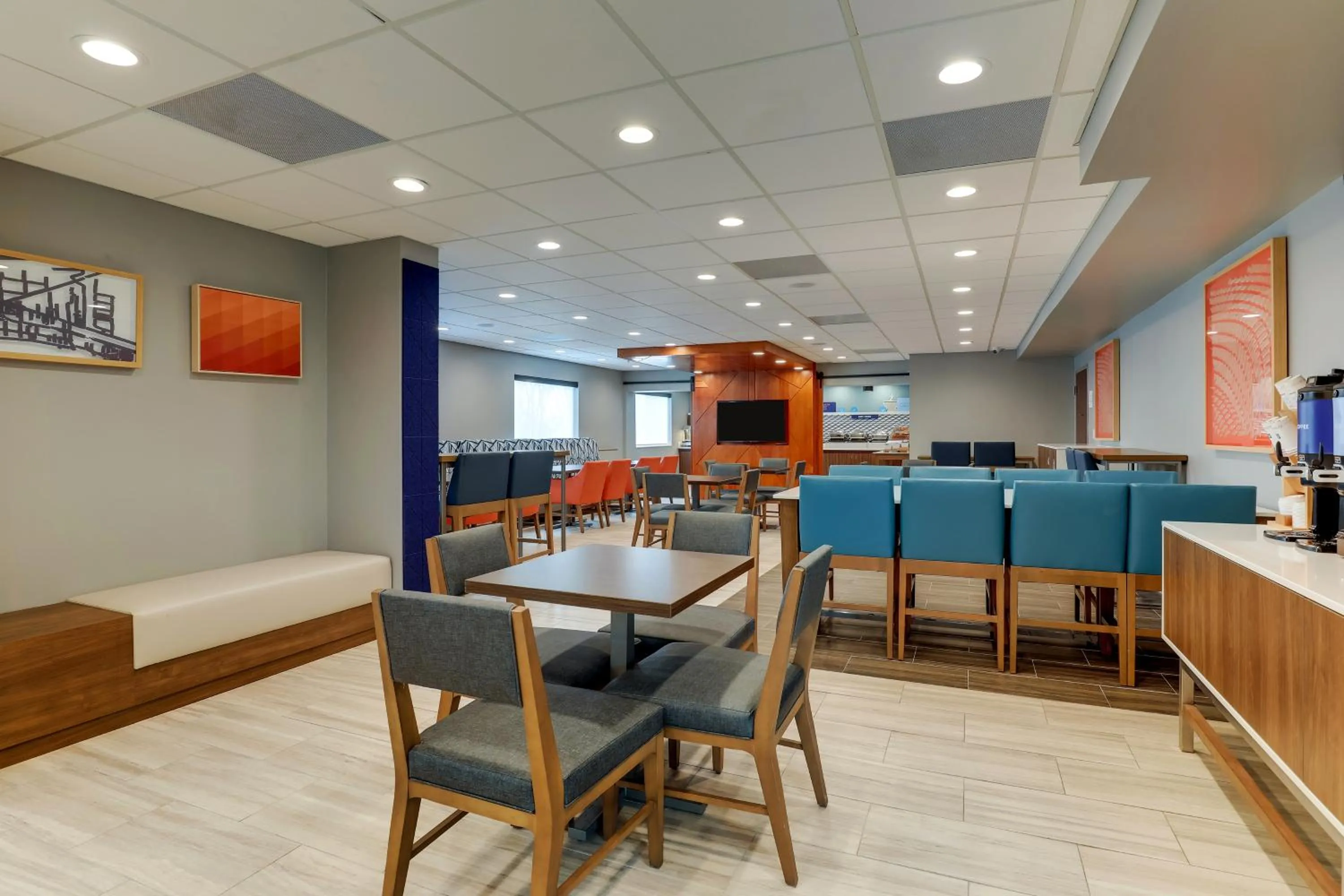Dining area in Holiday Inn Express Kenner - New Orleans Airport by IHG