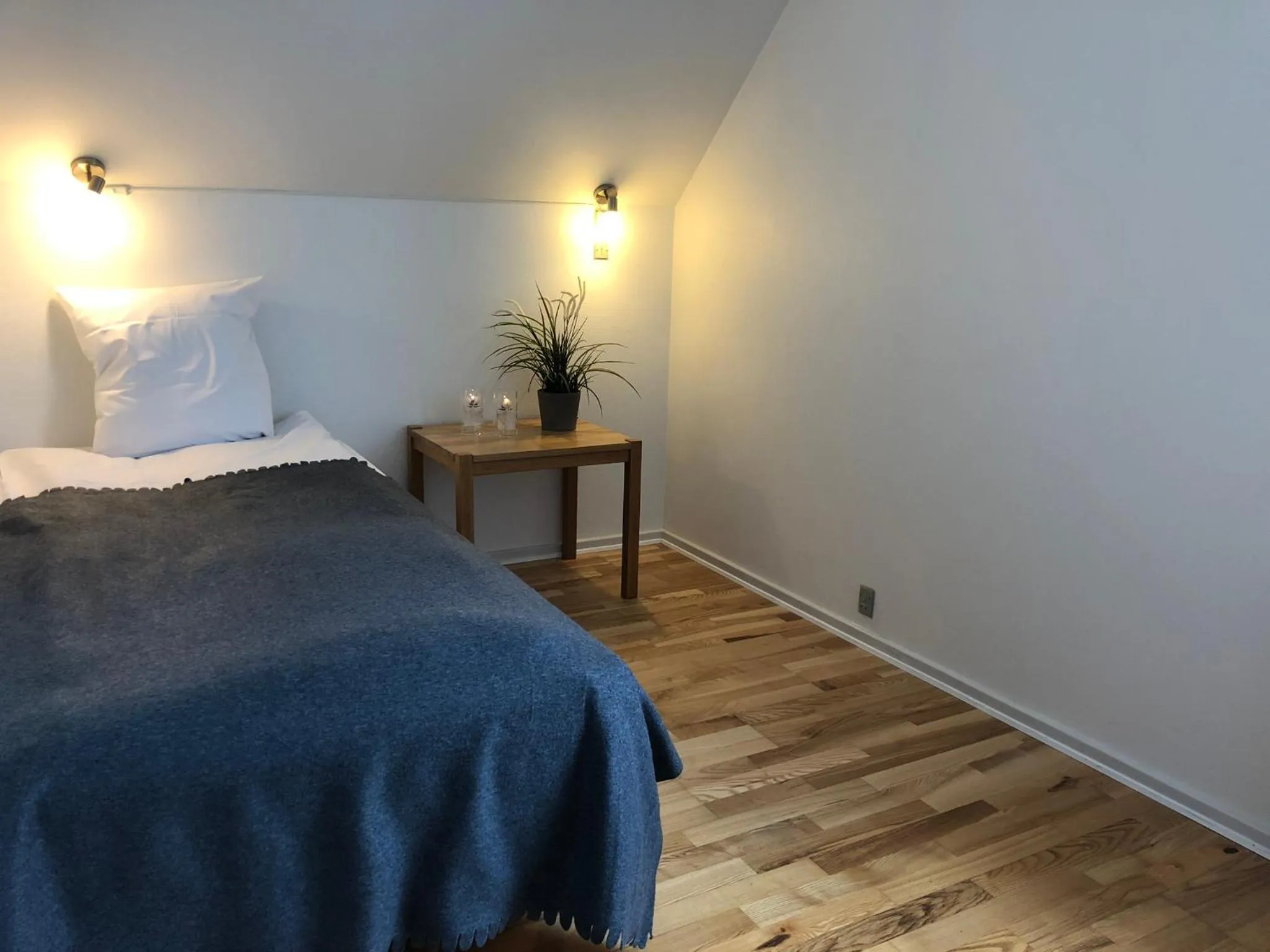 Photo of the whole room, Bed in Tune Kursuscenter