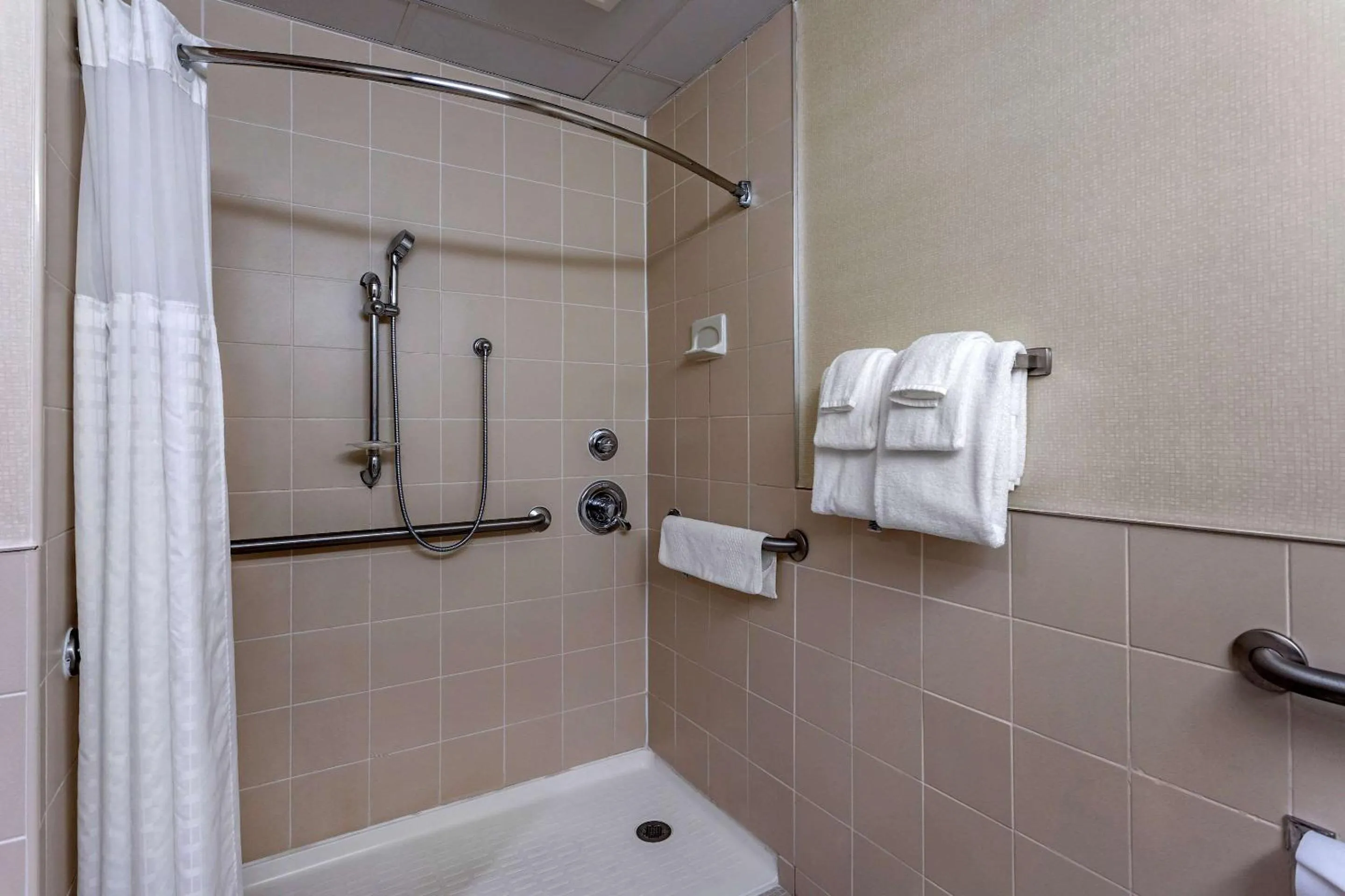 Bathroom in Comfort Inn Syosset-Long Island