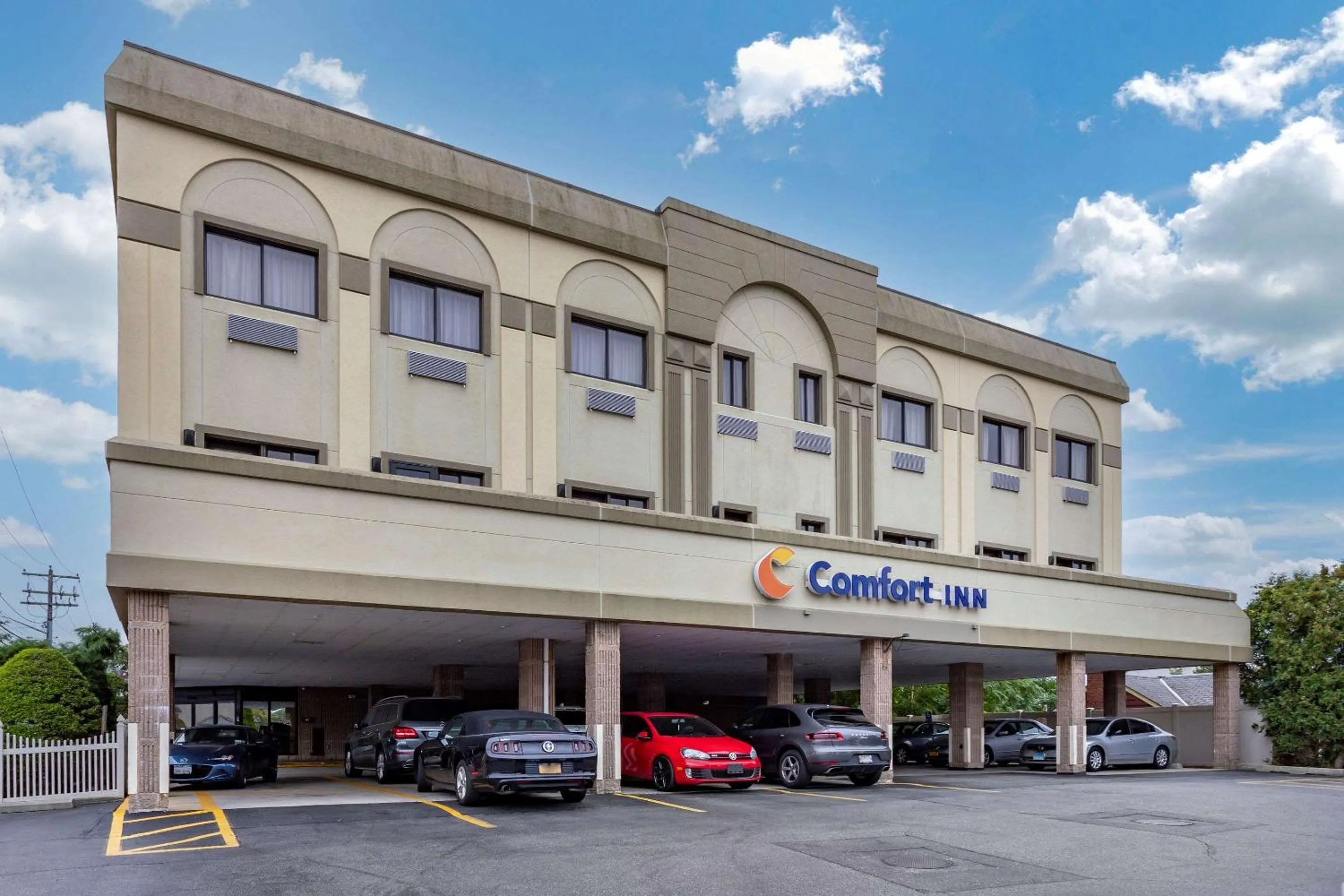 Property building in Comfort Inn Syosset-Long Island