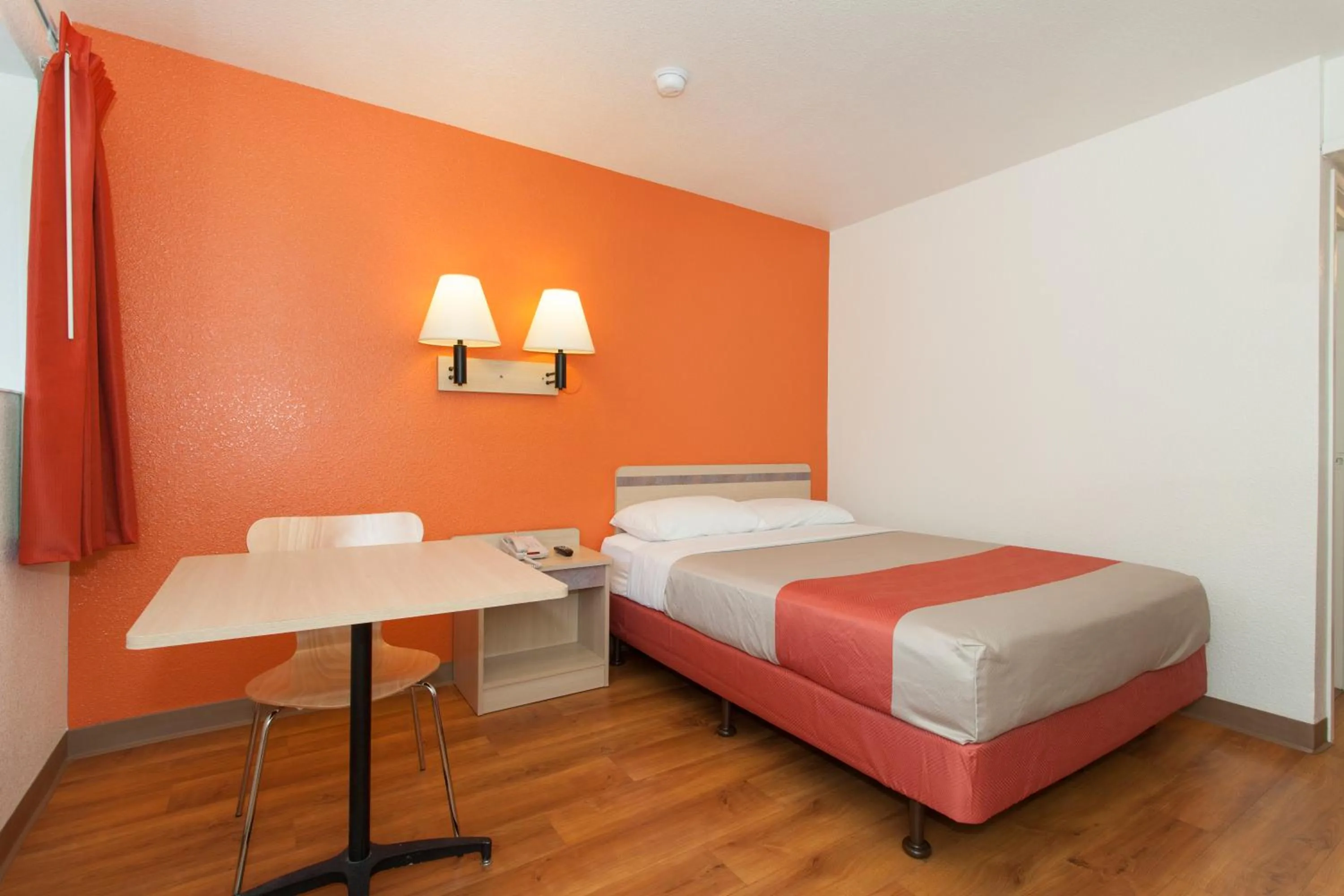 Bedroom, Bed in Hi - Wheel Flats