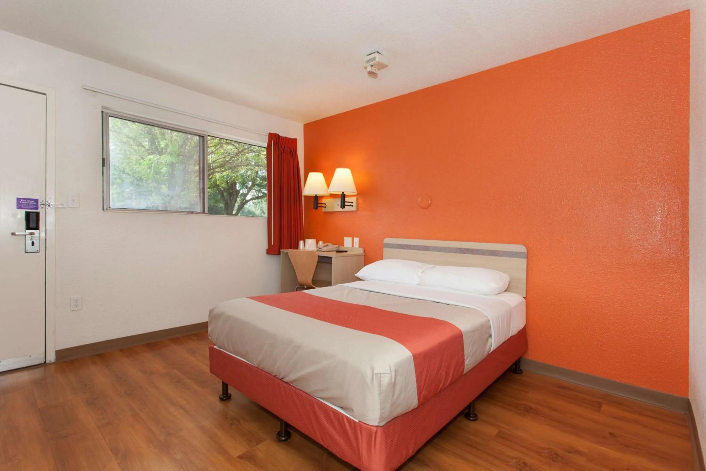 Seating area, Bed in Hi - Wheel Flats