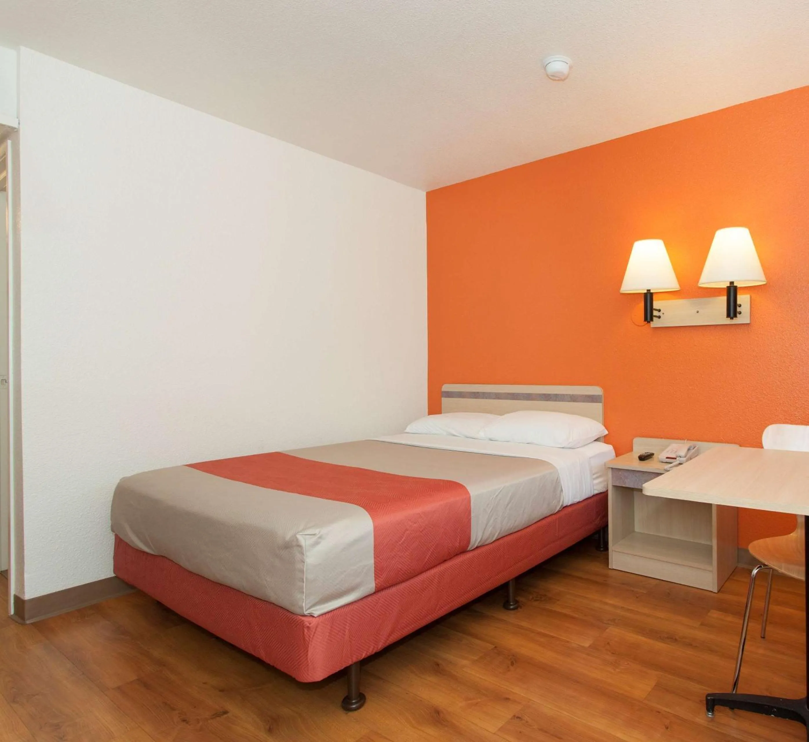 Bedroom, Bed in Hi - Wheel Flats