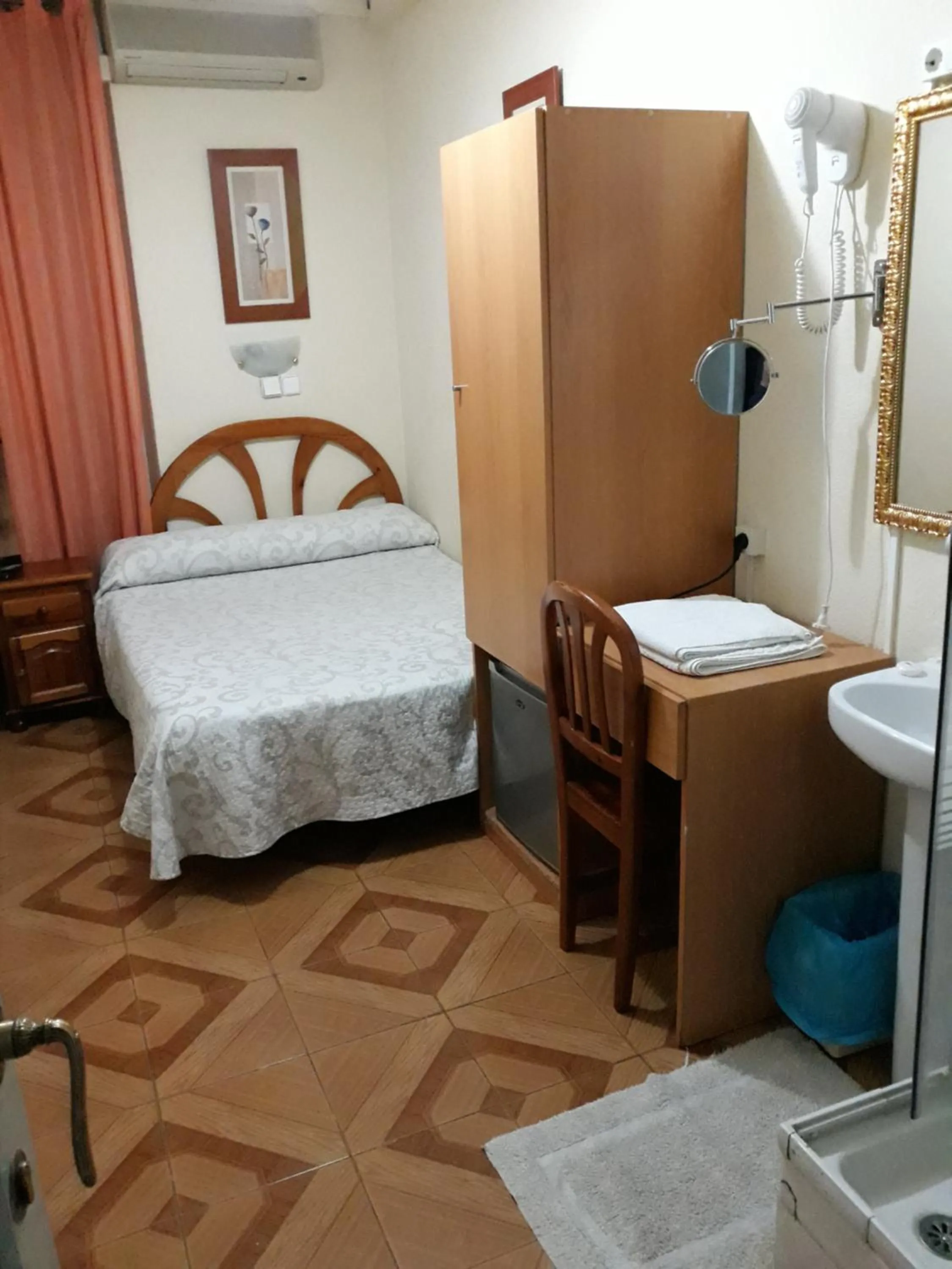 Shower, Bed in Hostal Fuentesol