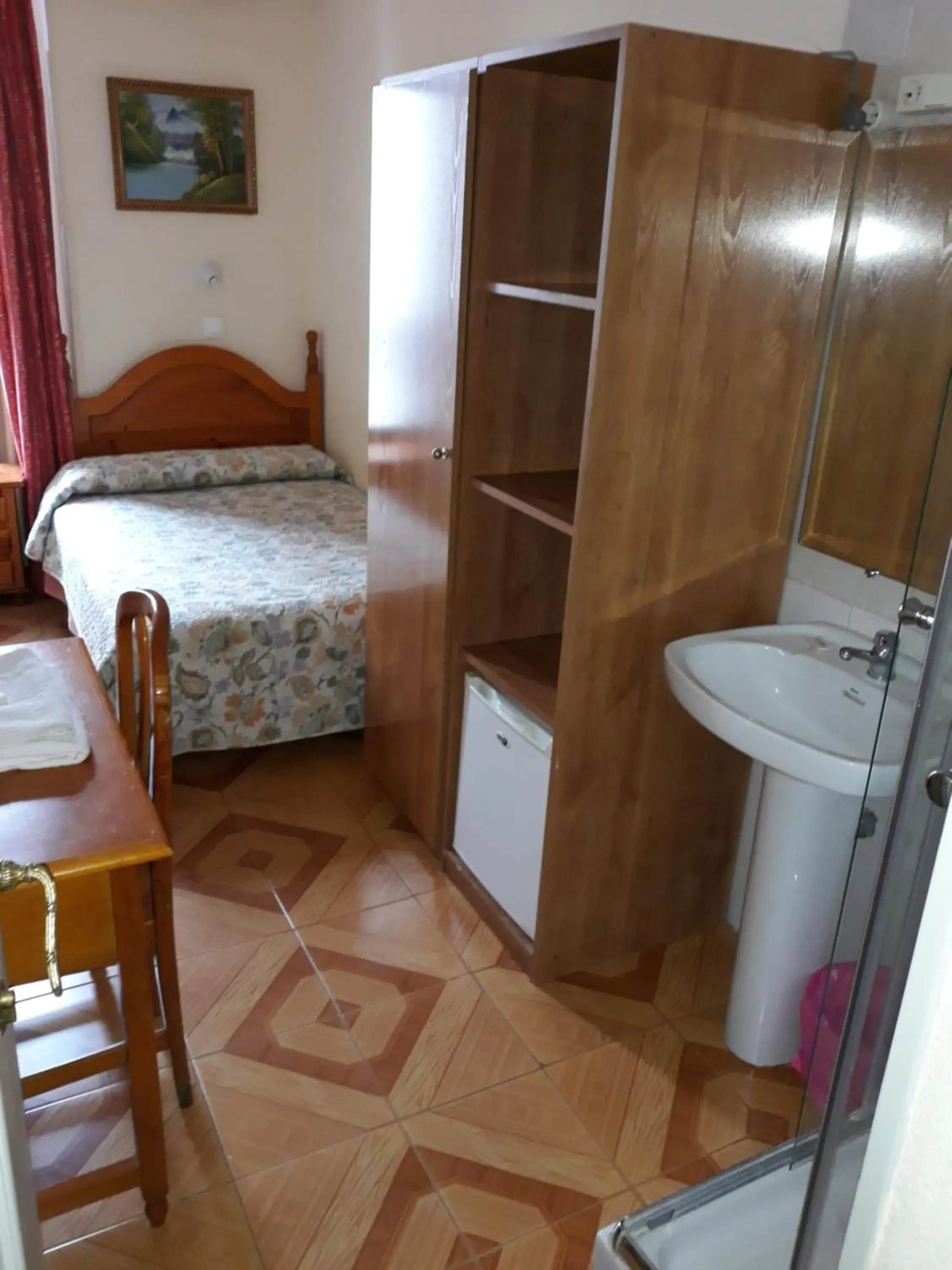 Double Room with Shared Bathroom in Hostal Fuentesol Double Room with Shared Bathroom in Hostal Fuentesol