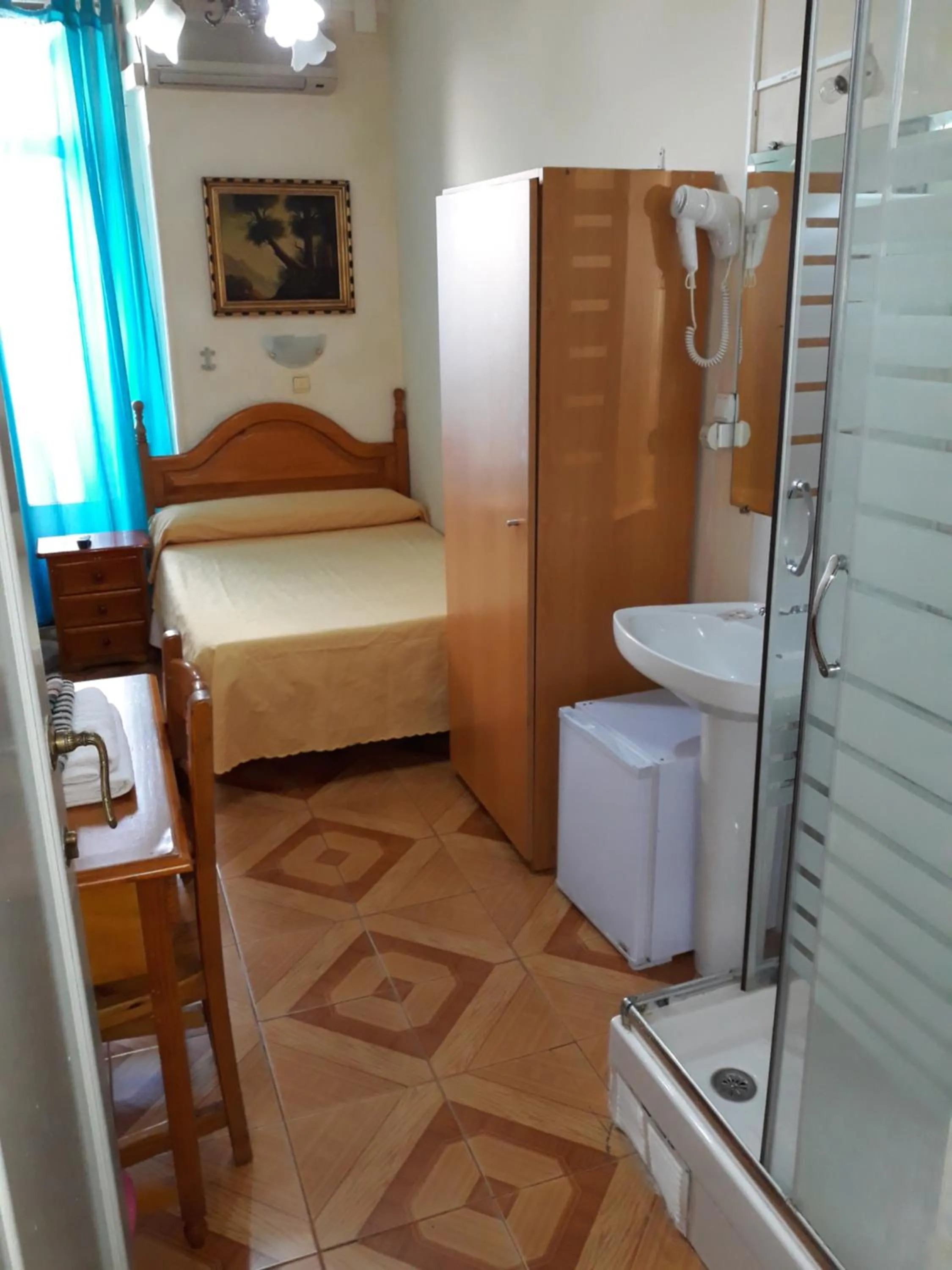 Shower, Bed in Hostal Fuentesol