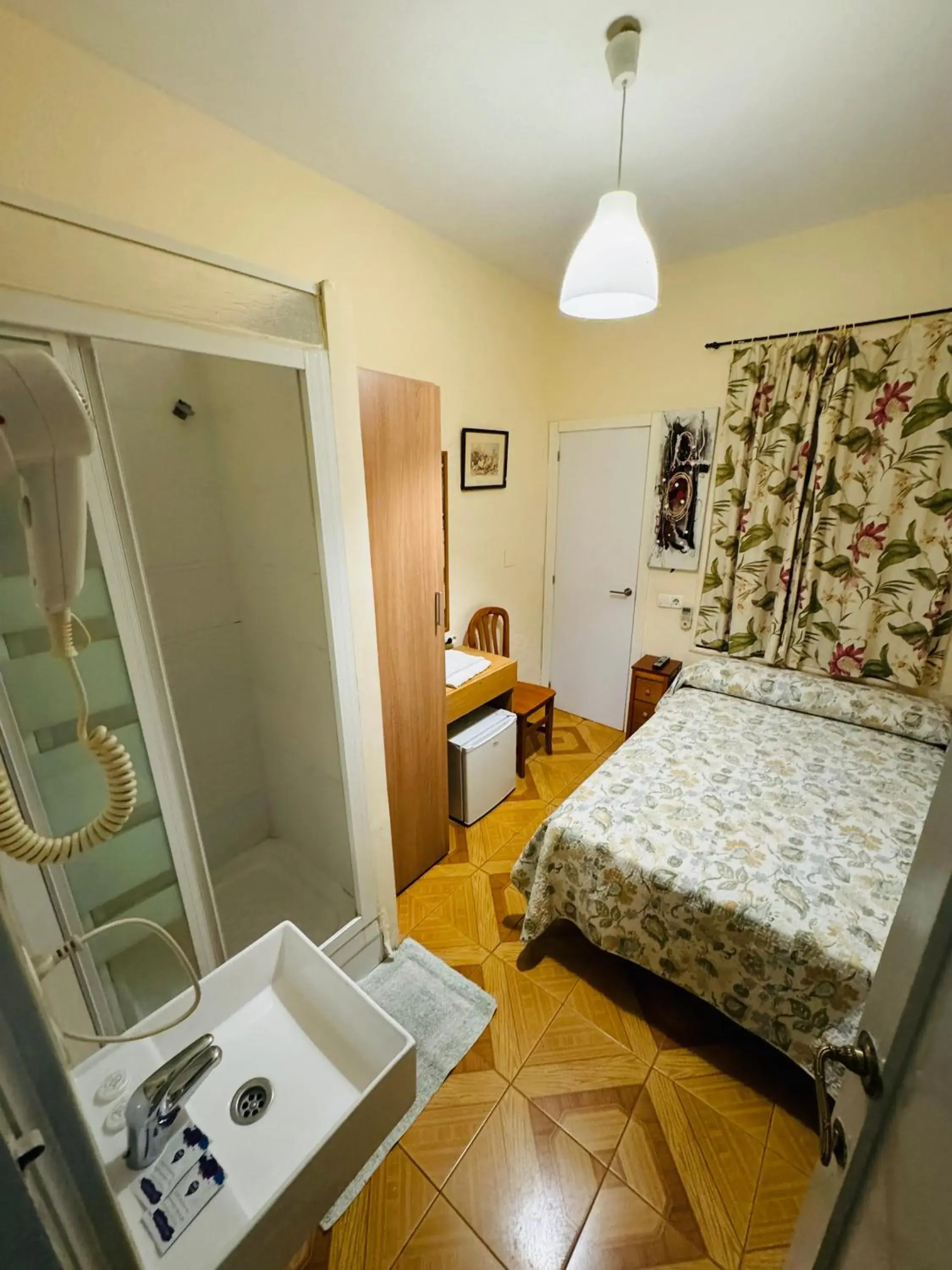 Double Room with Private Bathroom in Hostal Fuentesol Double Room with Private Bathroom in Hostal Fuentesol