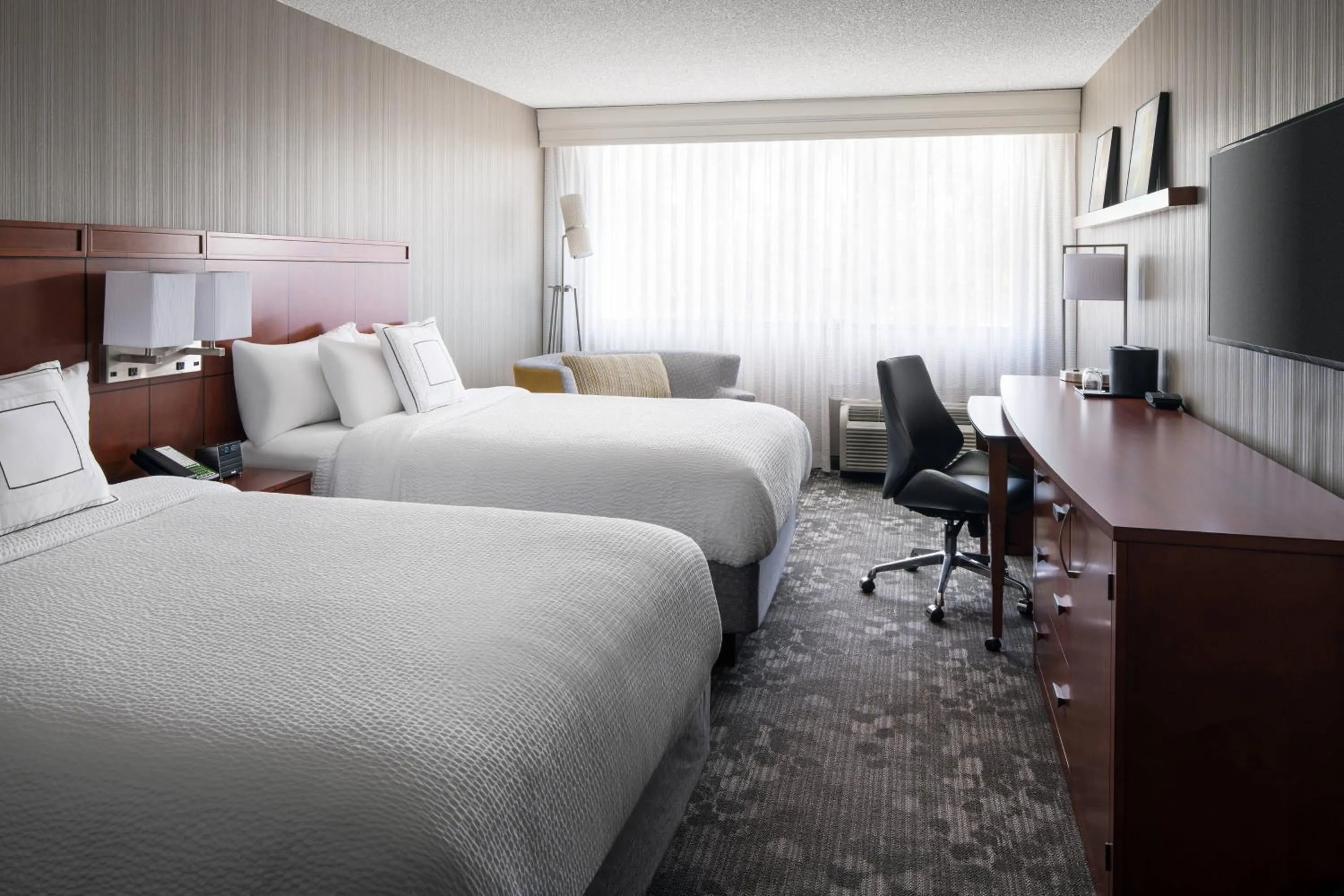 Photo of the whole room, Bed in Courtyard by Marriott Richmond Berkeley
