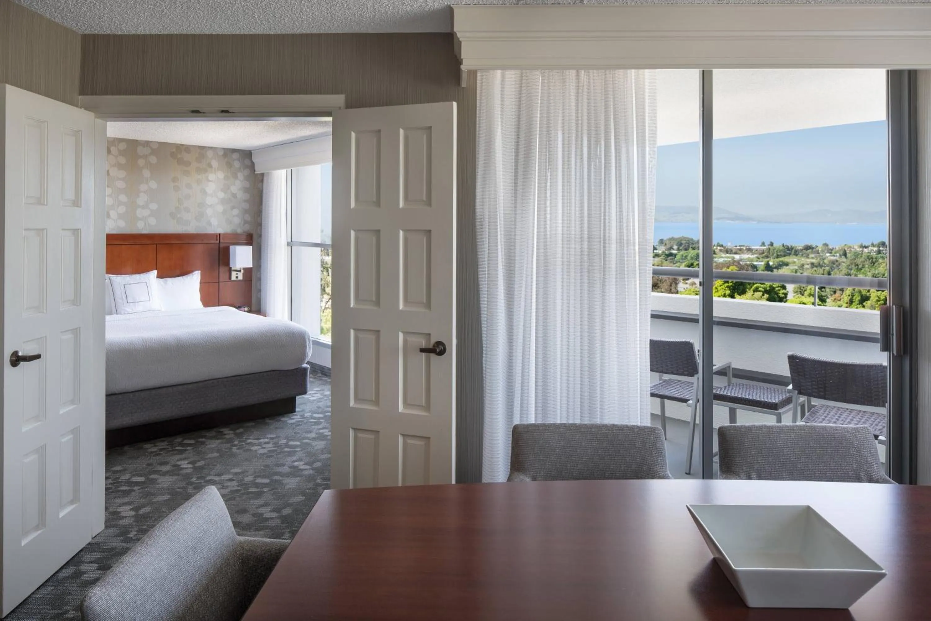 Photo of the whole room, Bed in Courtyard by Marriott Richmond Berkeley