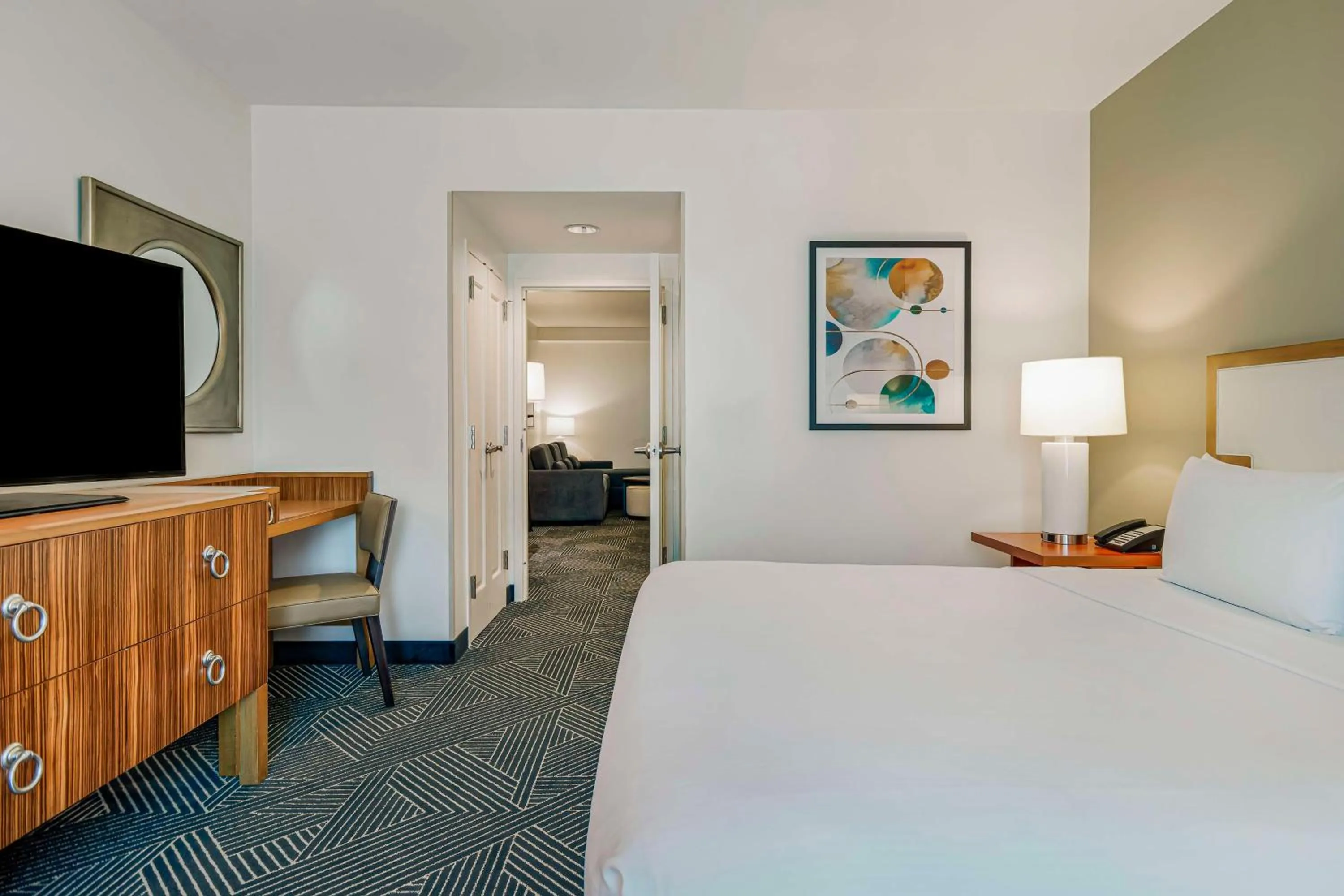 Bed in Embassy Suites Houston - Downtown