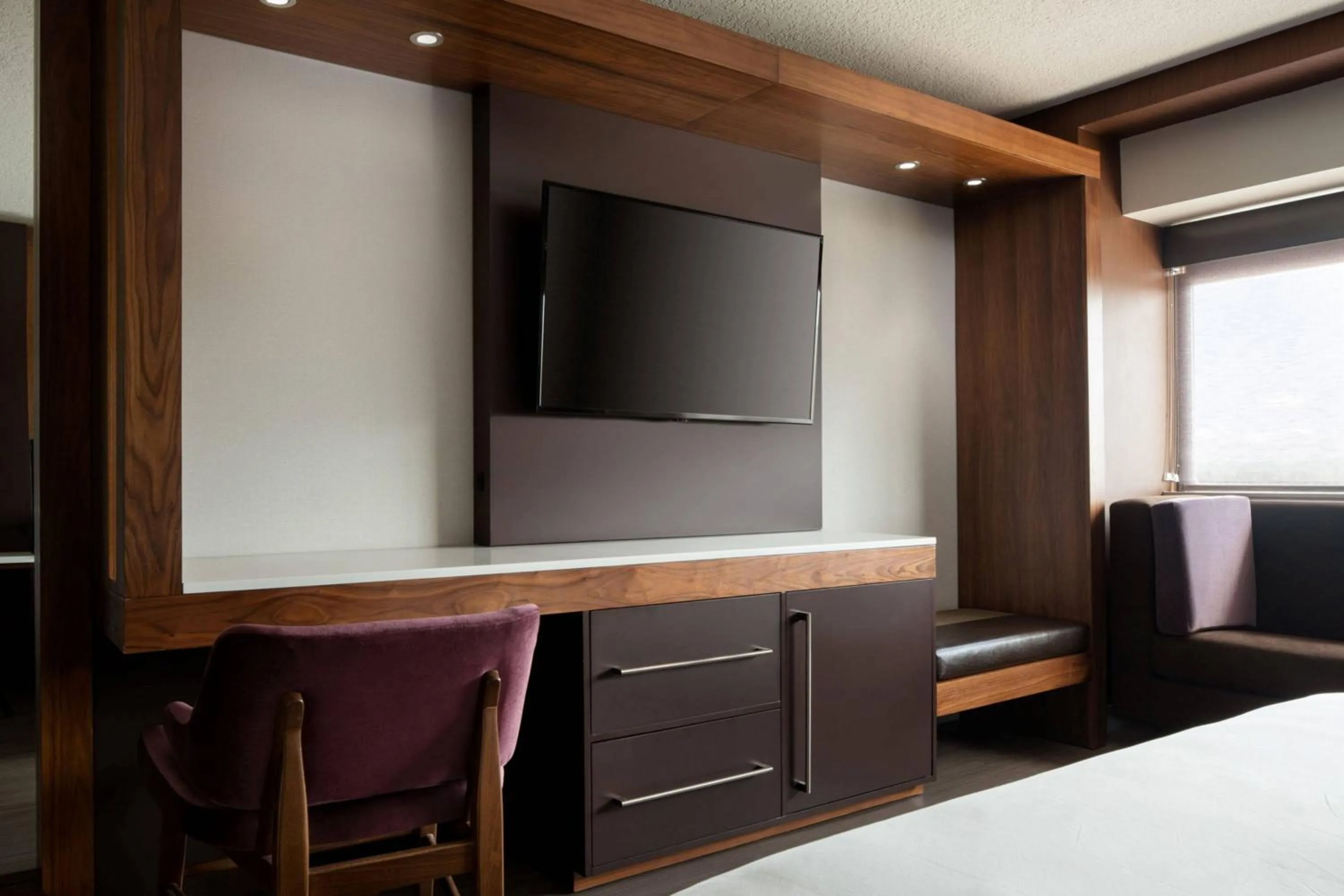 Photo of the whole room, Bed in Walnut Creek Marriott