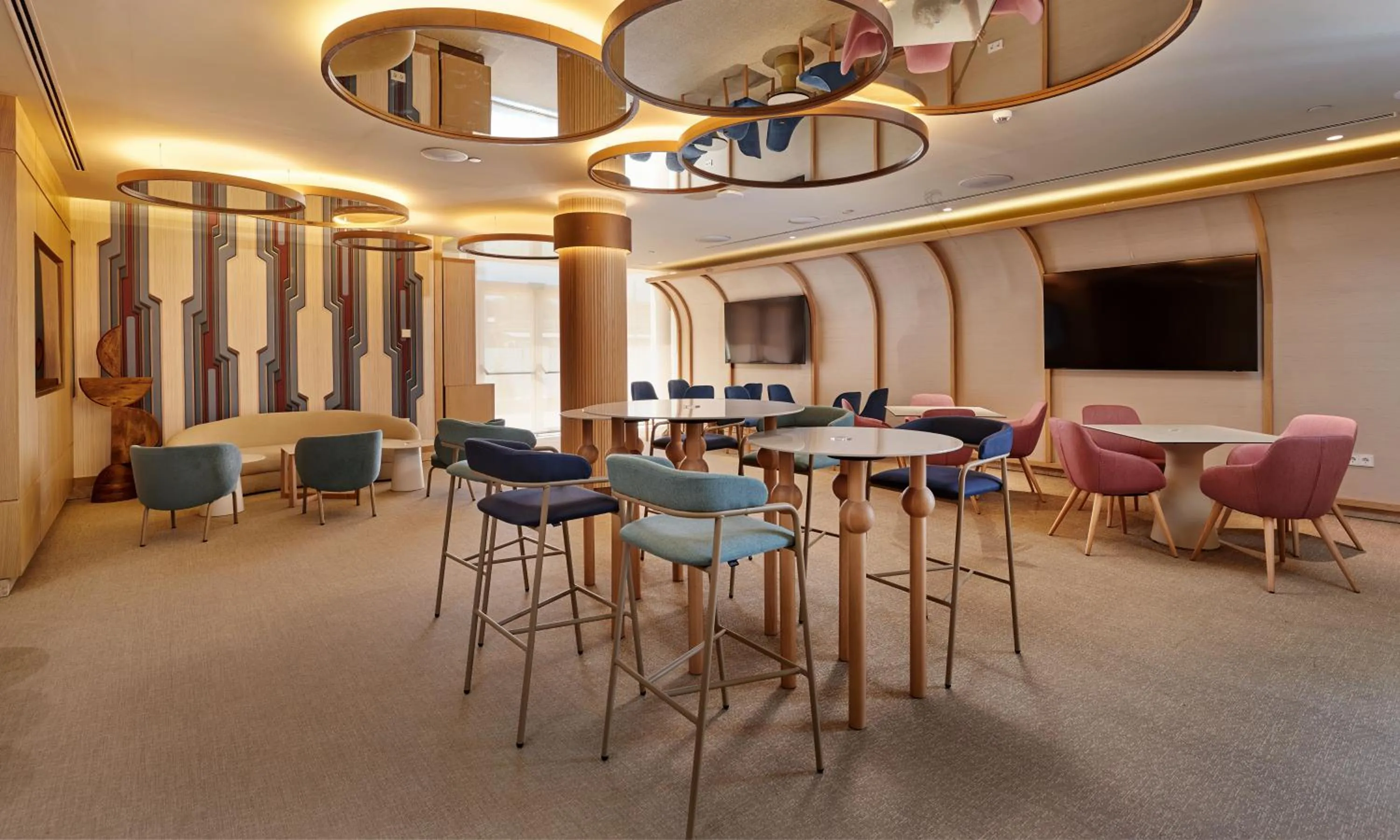 Communal lounge/ TV room in Hipotels Flamenco