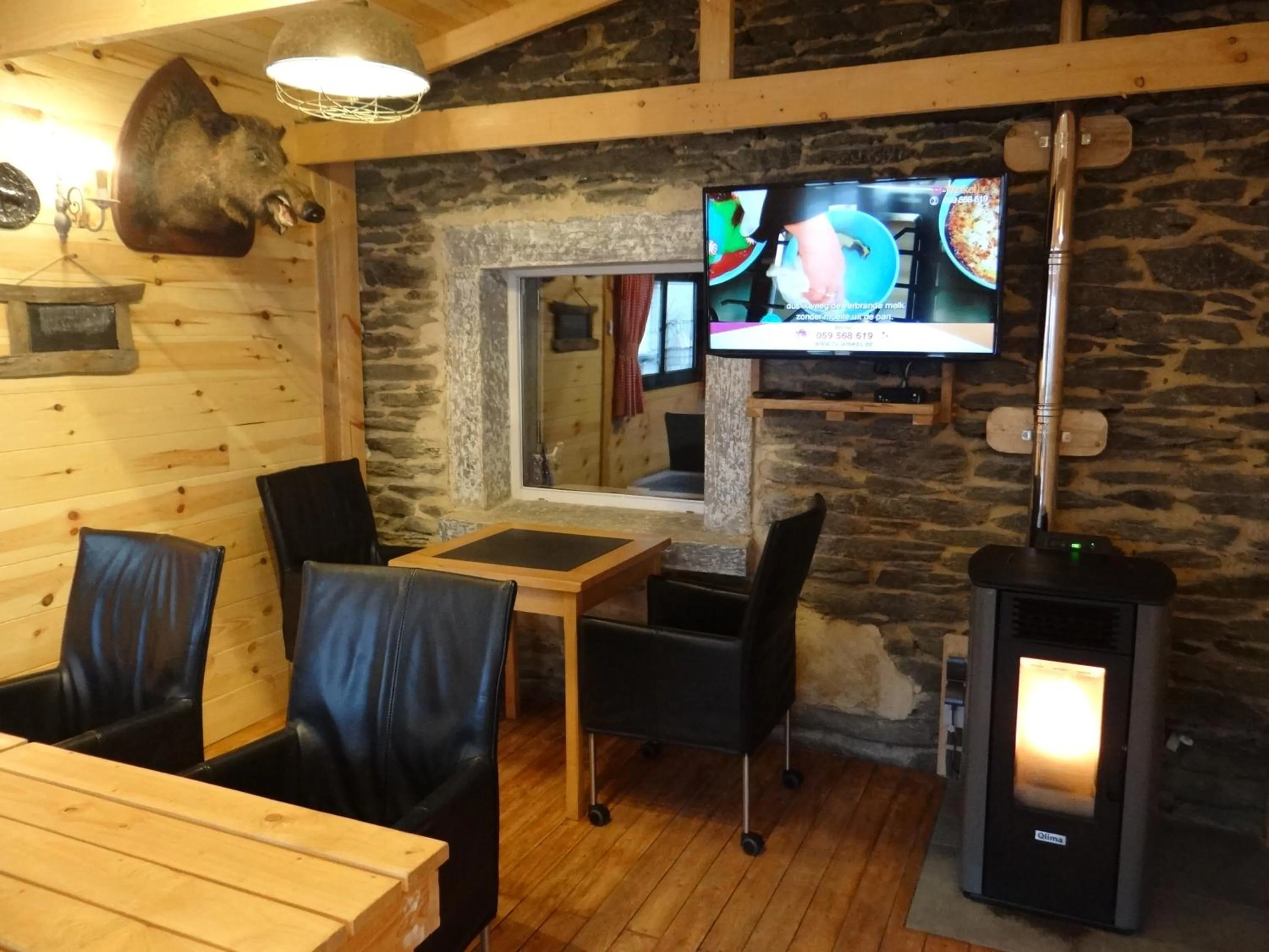 Dining area in B&B Le bruissement