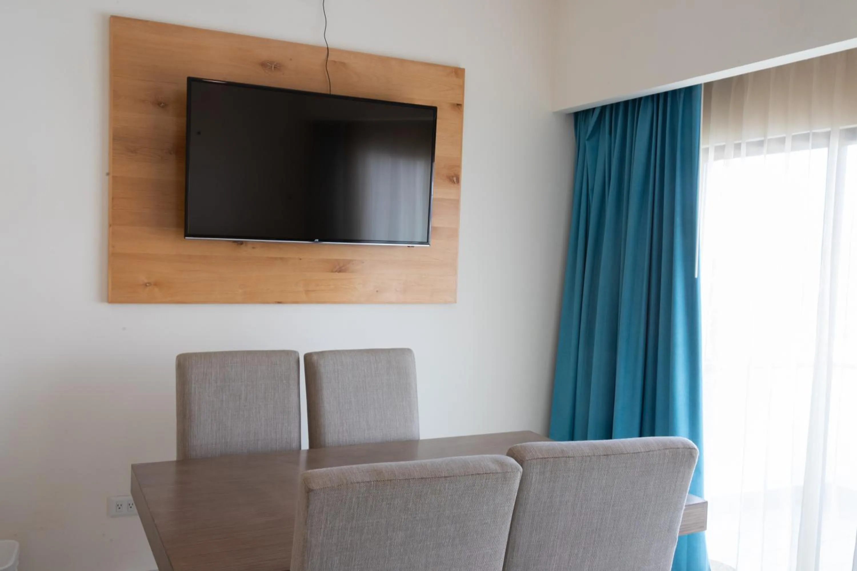 TV and multimedia in The Westmarine Waterfront Hotel